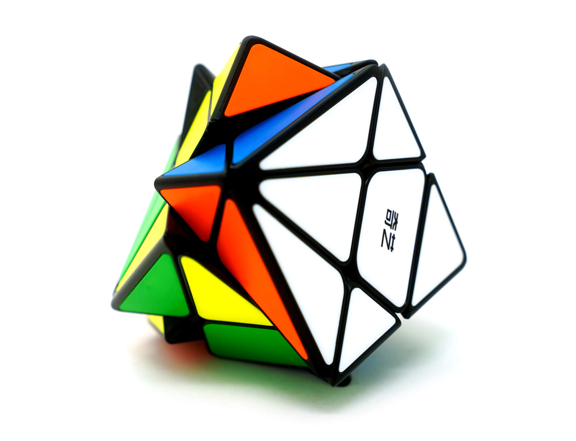Detalhe das faces do Axis Cube QiYi com tiles coloridos em âmbar translúcido