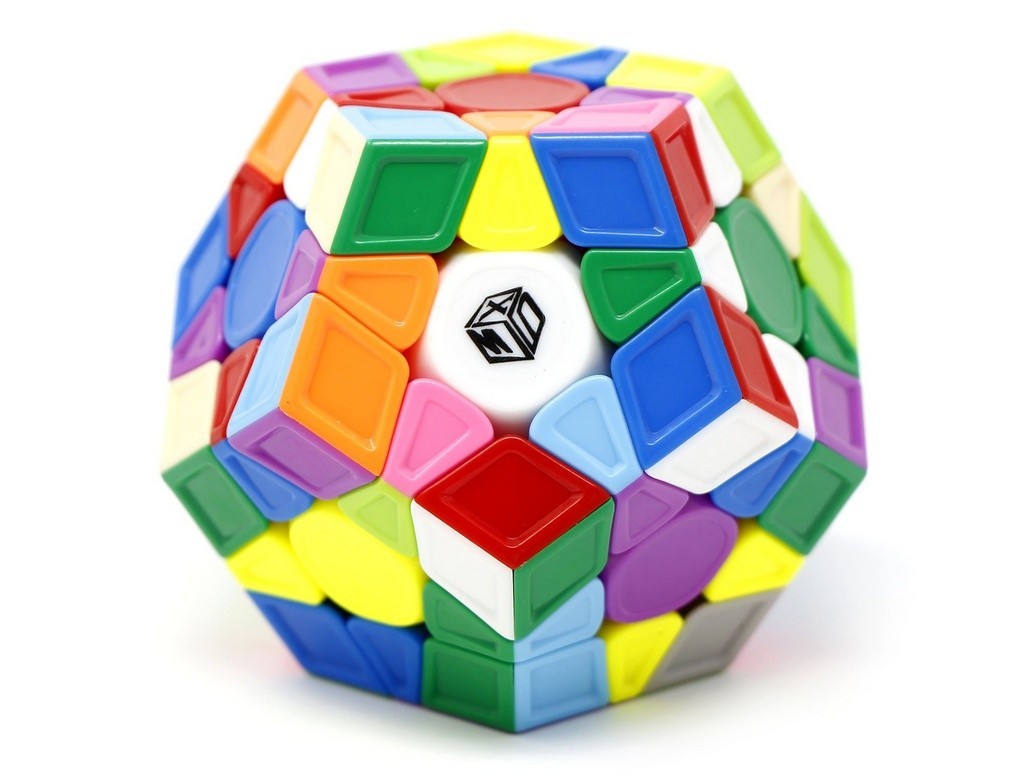 Megaminx Galaxy QiYi — ângulo lateral destacando as peças coloridas e o acabamento stickerless