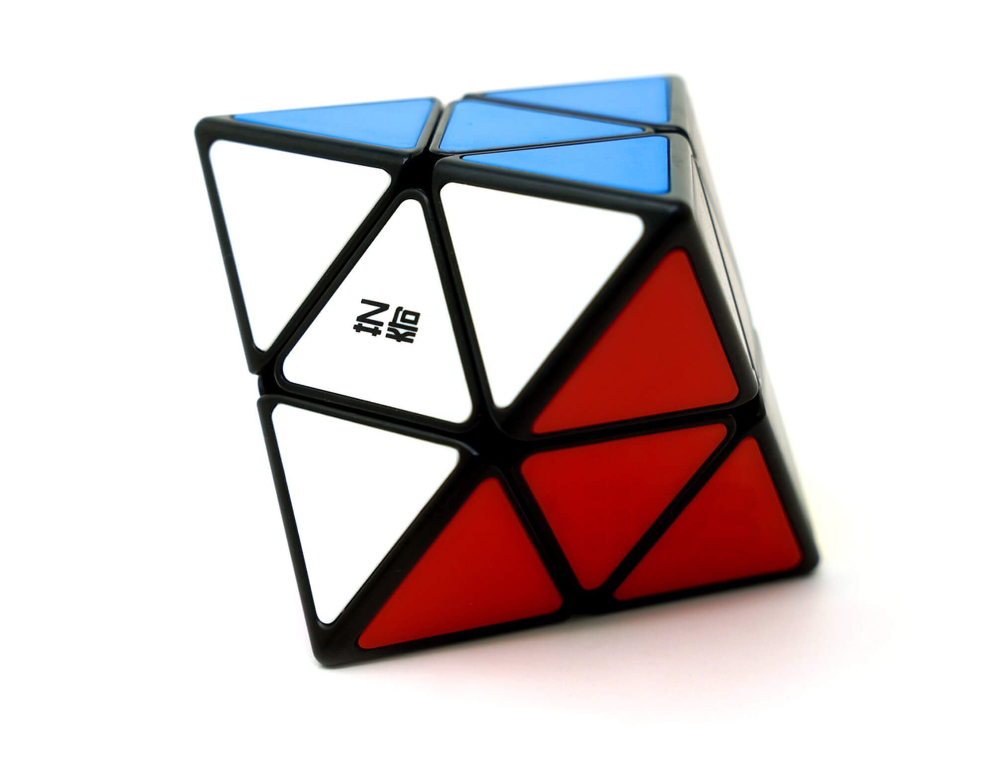 Skewb Diamond FTO QiYi stickerless — vista frontal do octaedro com as oito faces coloridas