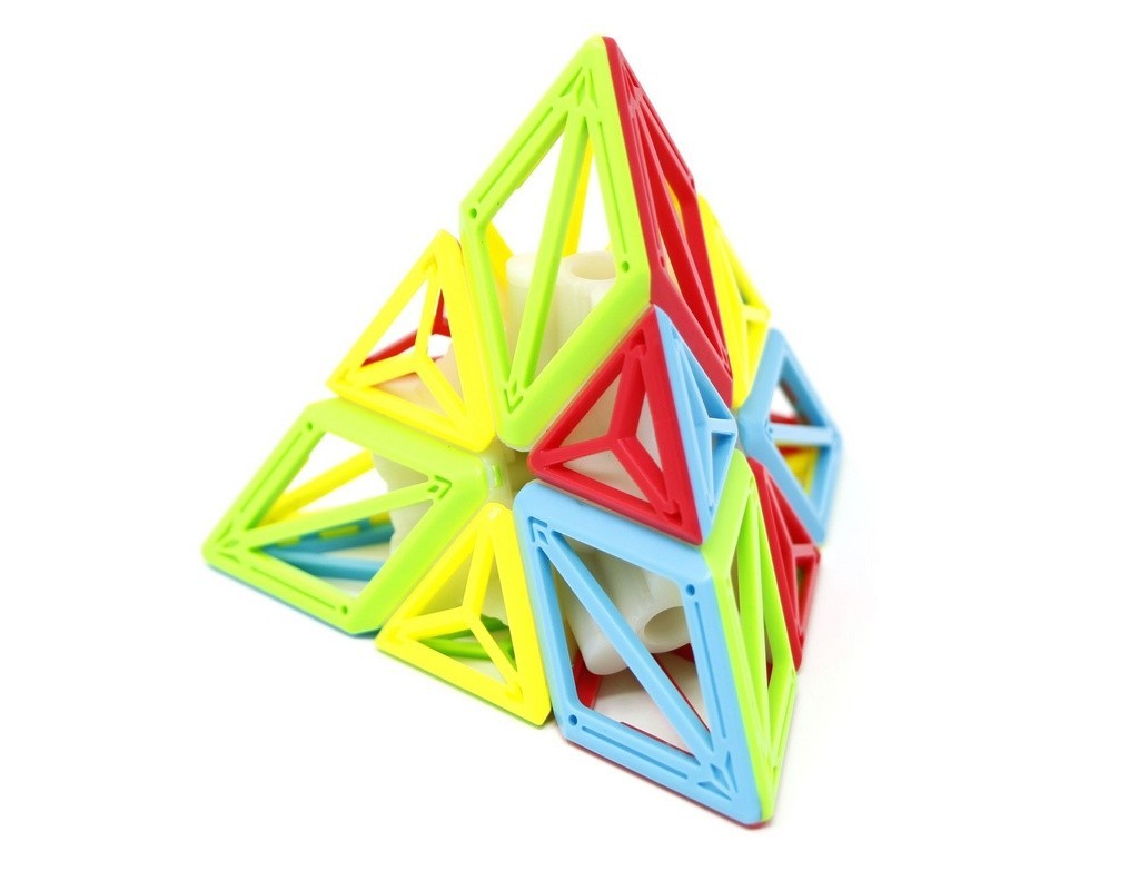 Pyraminx DNA QiYi posicionado de lado evidenciando o acabamento stickerless e o padrão DNA das peças