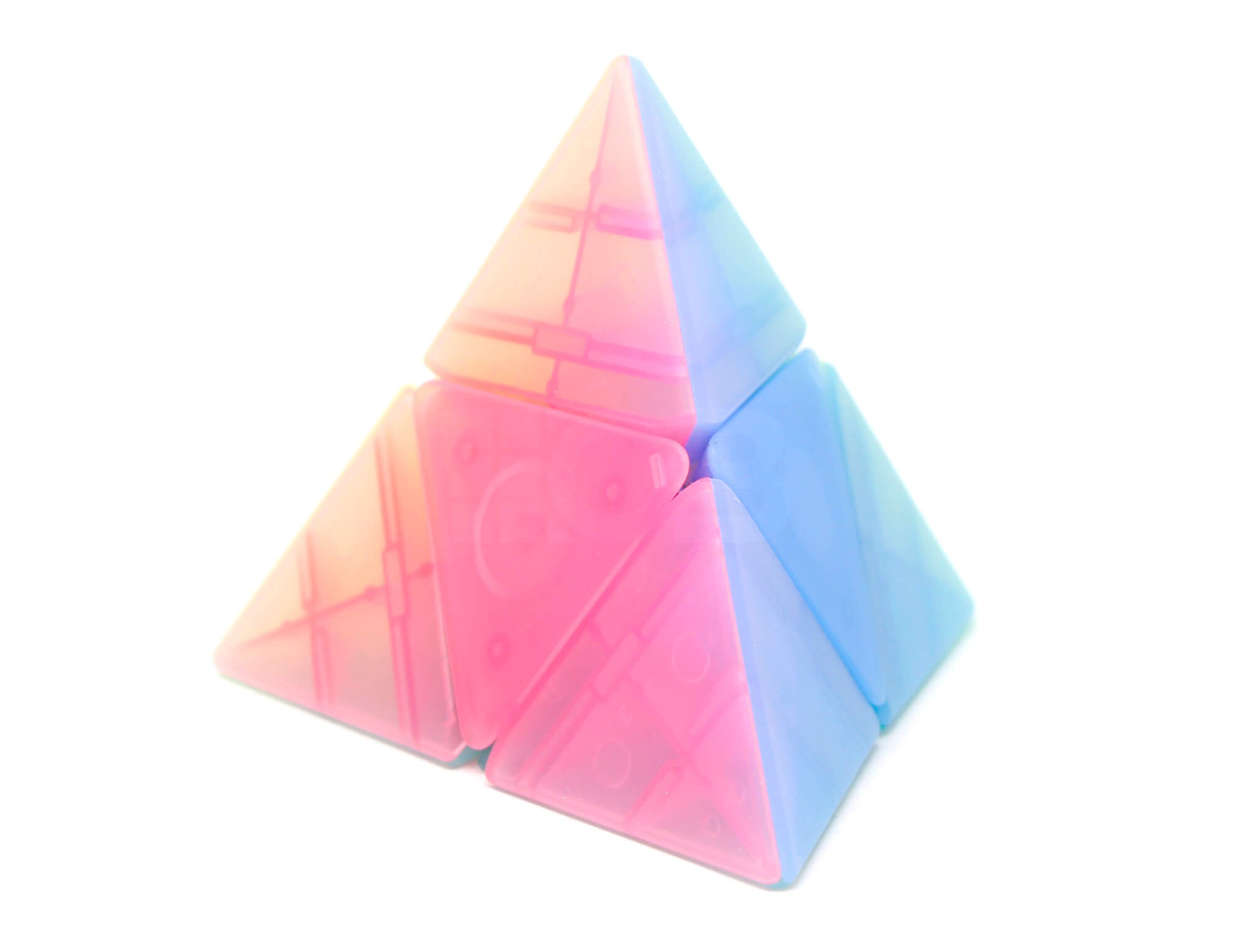 Detalhe das peças translúcidas do Pyraminx Jelly QiYi com luz passando pelo plástico