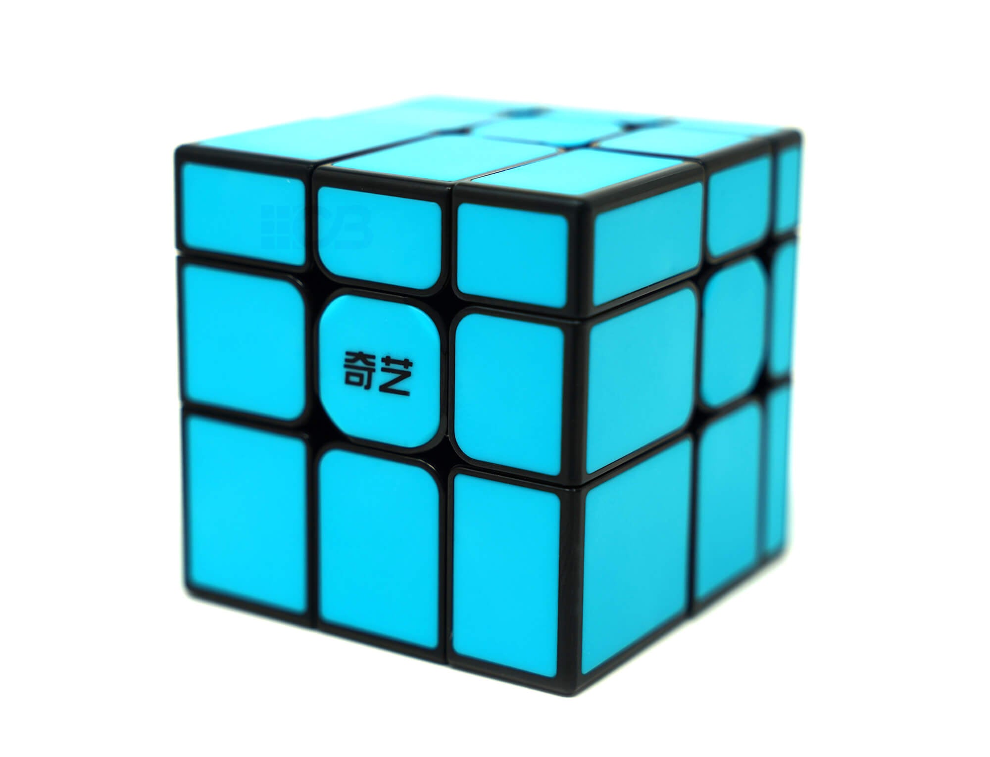 Mirror Blocks azul QiYi em ângulo diagonal mostrando o acabamento espelhado