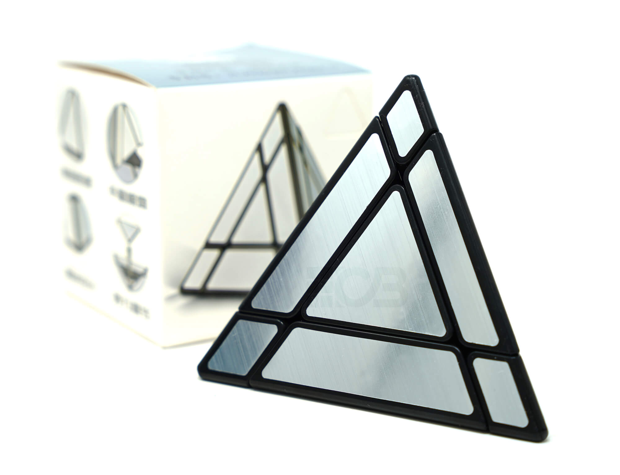 Mirror Blocks Pyraminx SengSo embaralhado, evidenciando as camadas com alturas irregulares