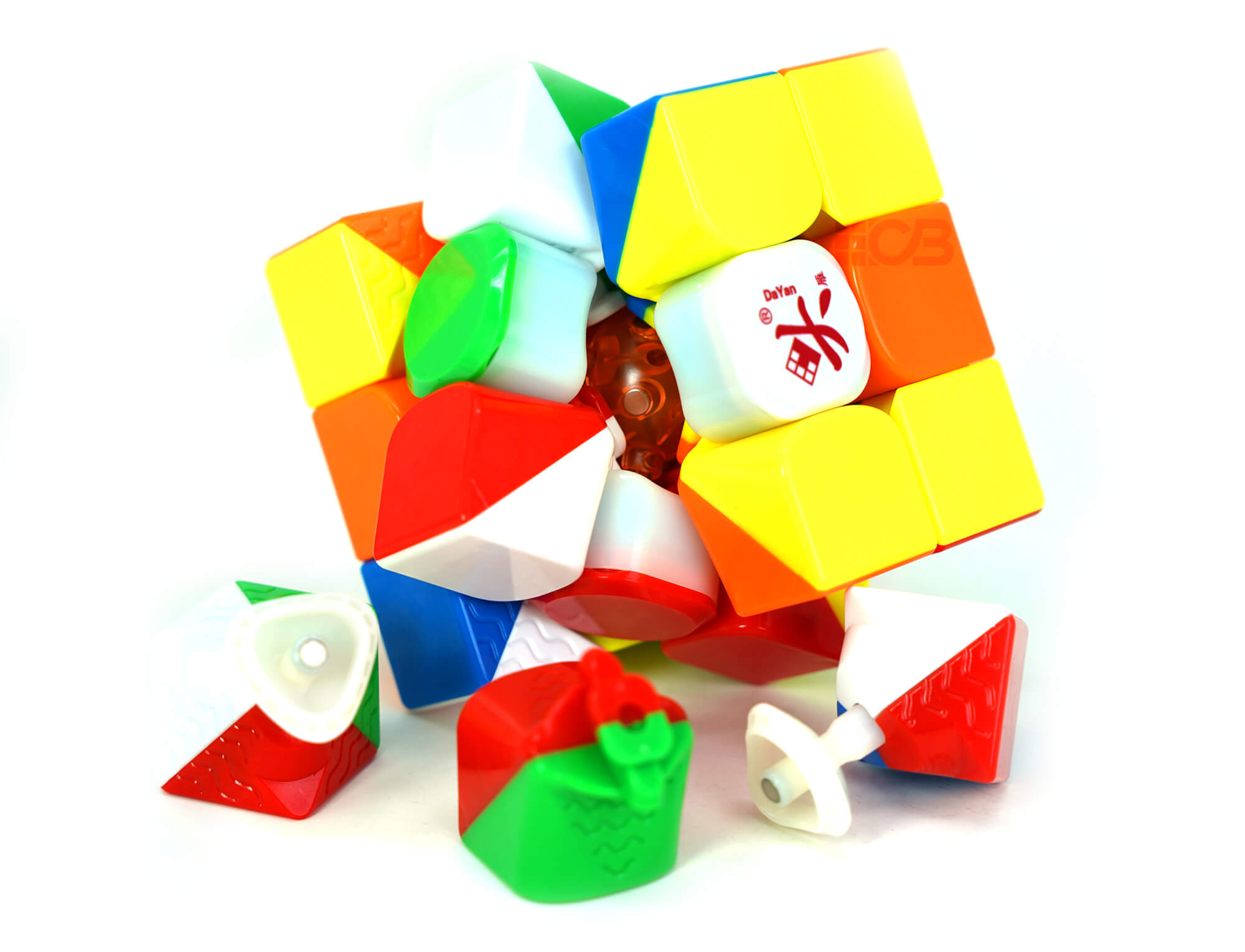 Cubo Mágico 3x3 Dayan Guhong Pro M com face branca em destaque