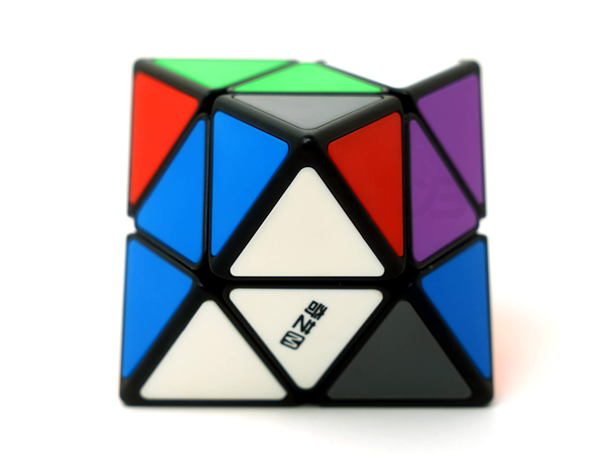 Detalhe das peças do Skewb Diamond QiYi com acabamento stickerless multicolorido