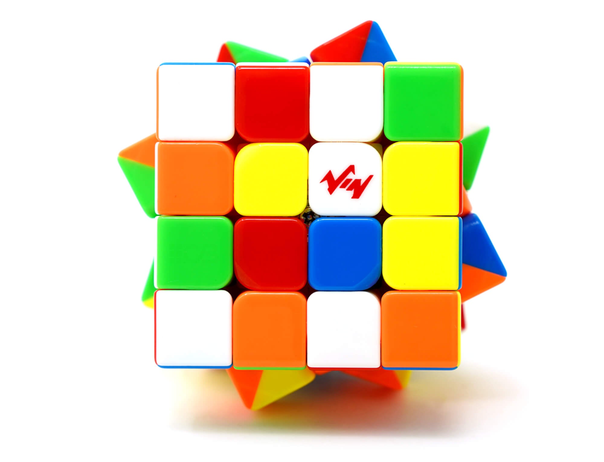 Detalhe das peças do Cubo Mágico 4x4 Surge V2 com acabamento UV e coloração stickerless