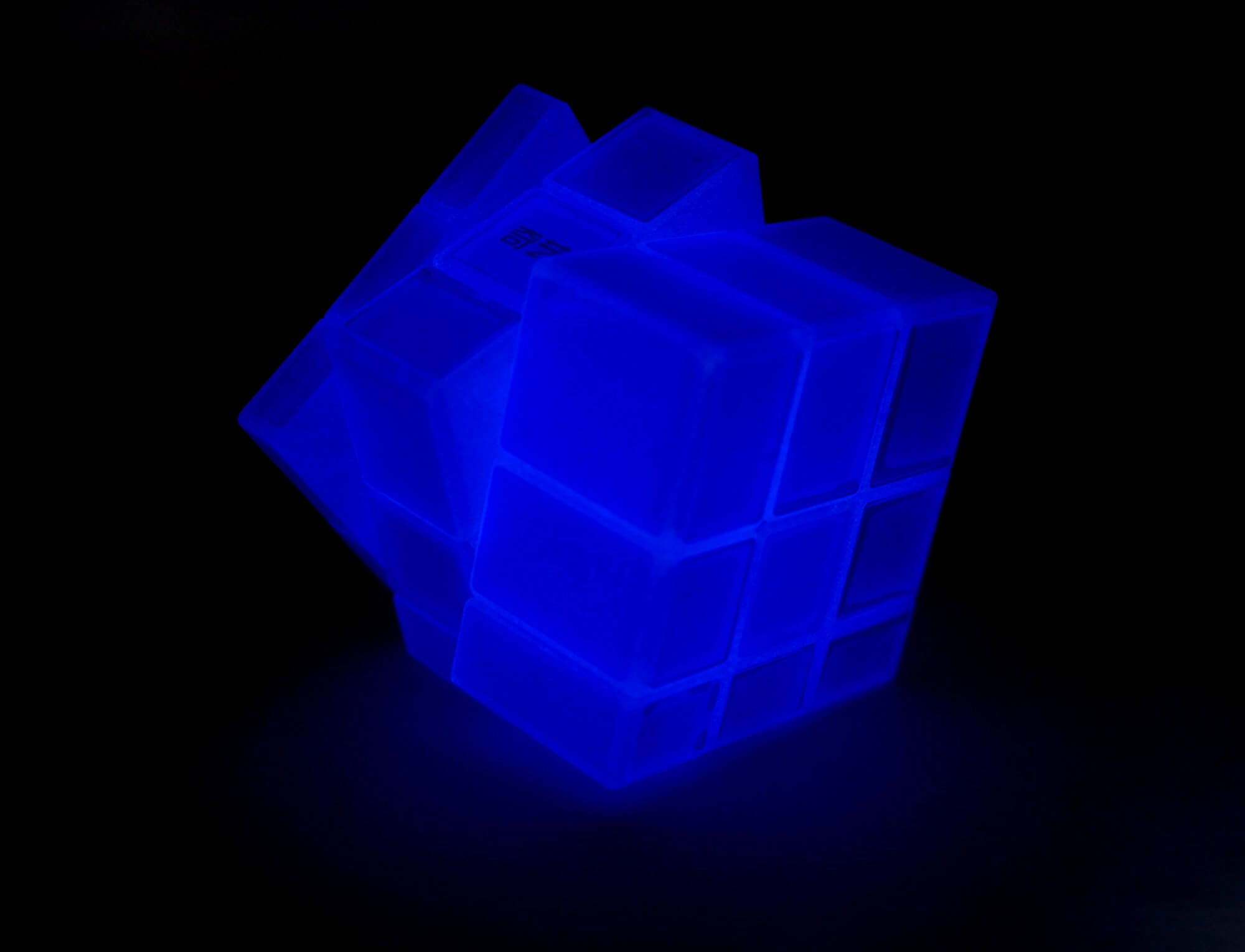 Mirror Blocks 3x3 QiYi azul fosforescente — vista lateral mostrando peças de alturas diferentes