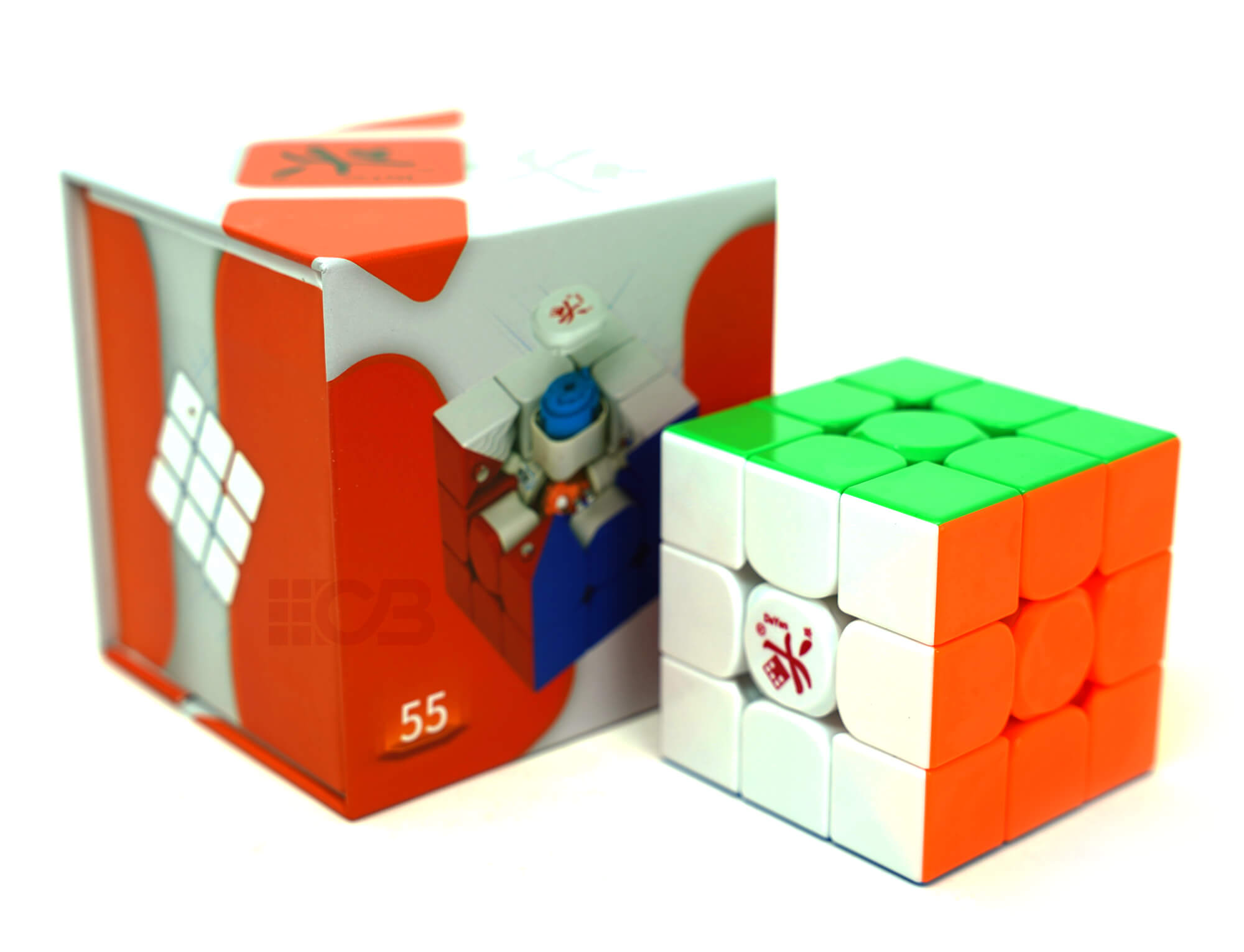Cubo Mágico 3x3 Dayan Guhong Pro M sendo segurado em movimento de giro
