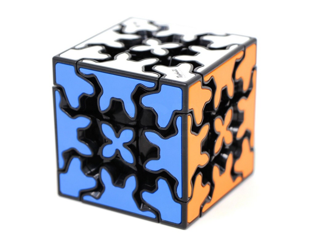Gear Cube 3x3 QiYi — vista frontal mostrando as engrenagens visíveis nas faces