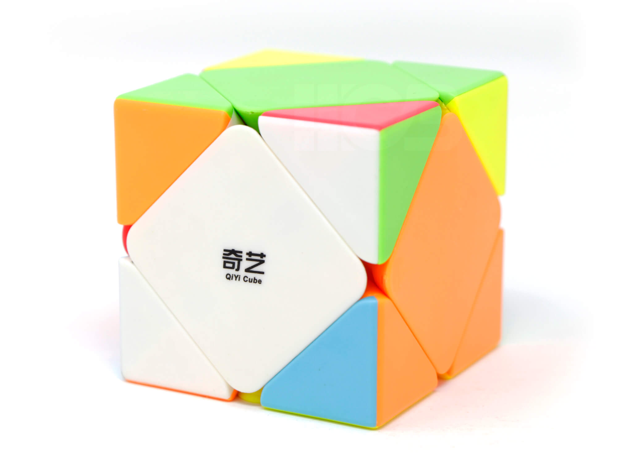 Vista superior do Skewb QiCheng Stickerless QiYi mostrando o centro e os cantos