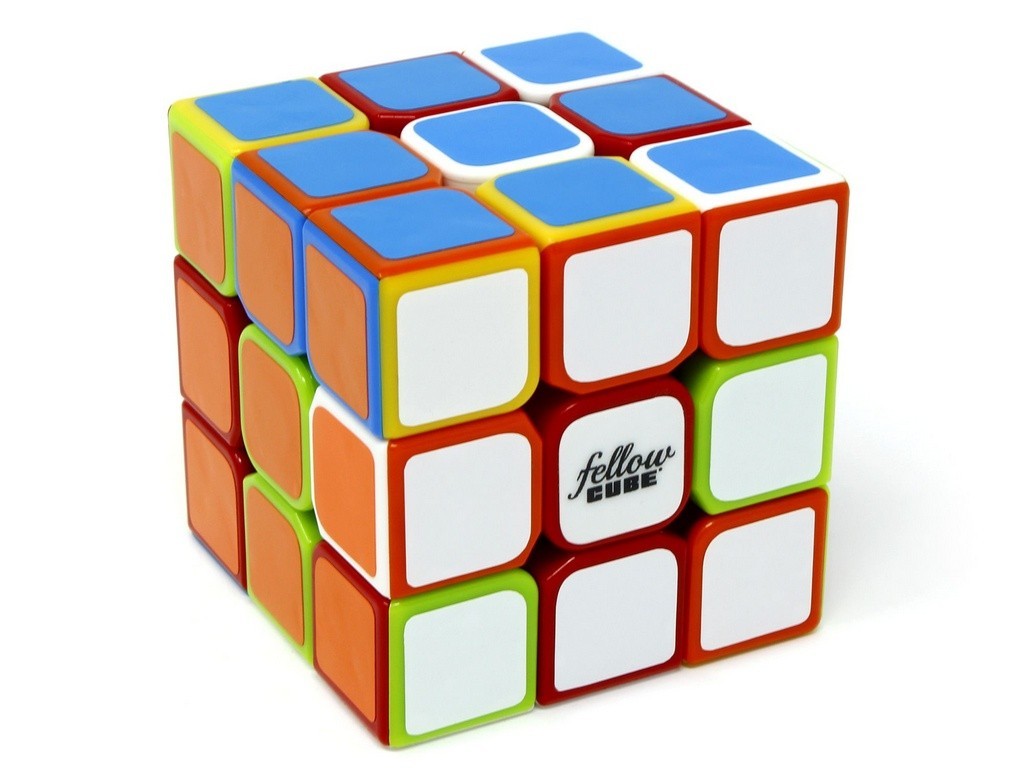 Detalhe lateral do Fellow Cube Double mostrando o contraste entre as bordas stickerless e os centros com adesivo colorido