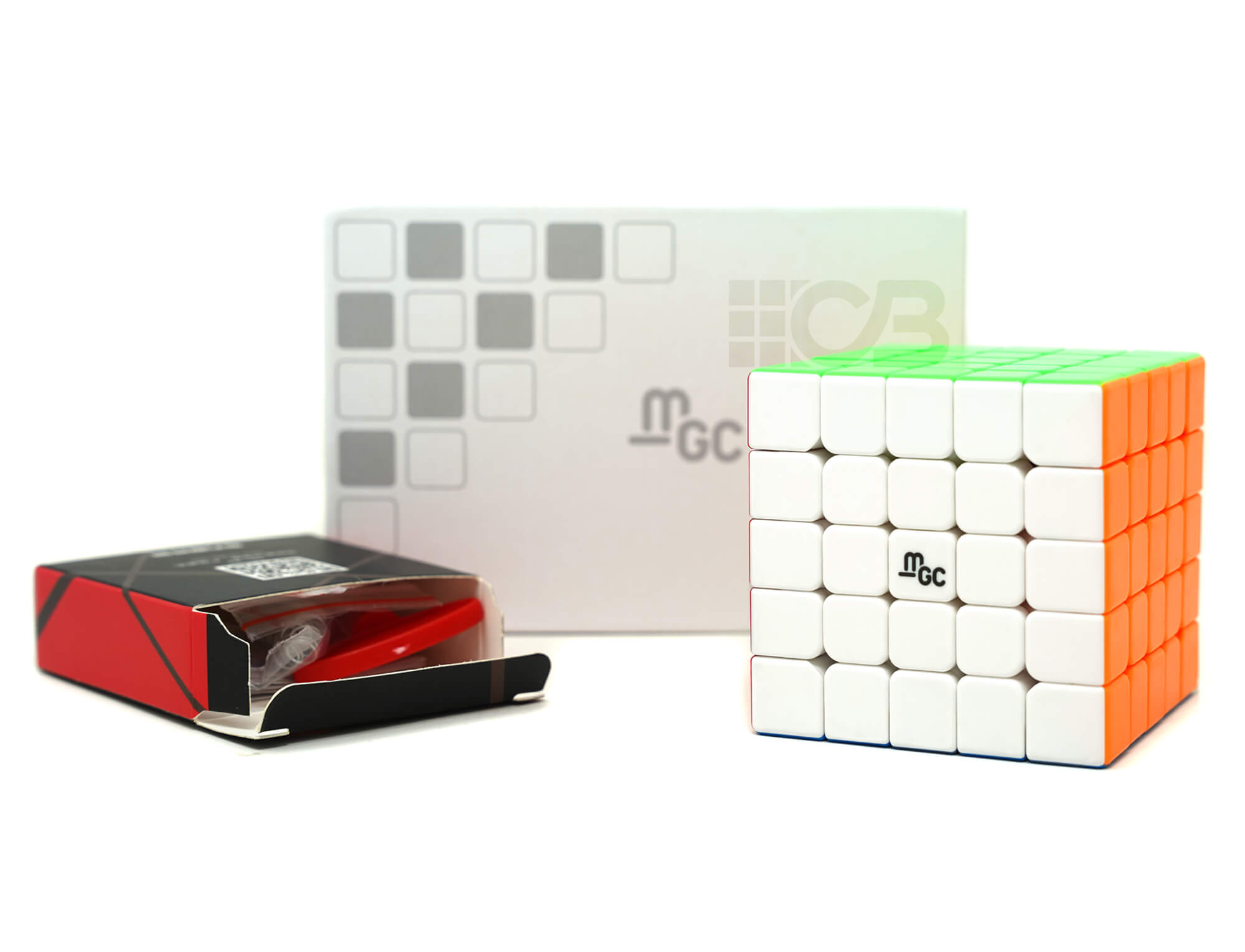 Interior da embalagem do YJ MGC 5x5 com cubo e acessórios inclusos