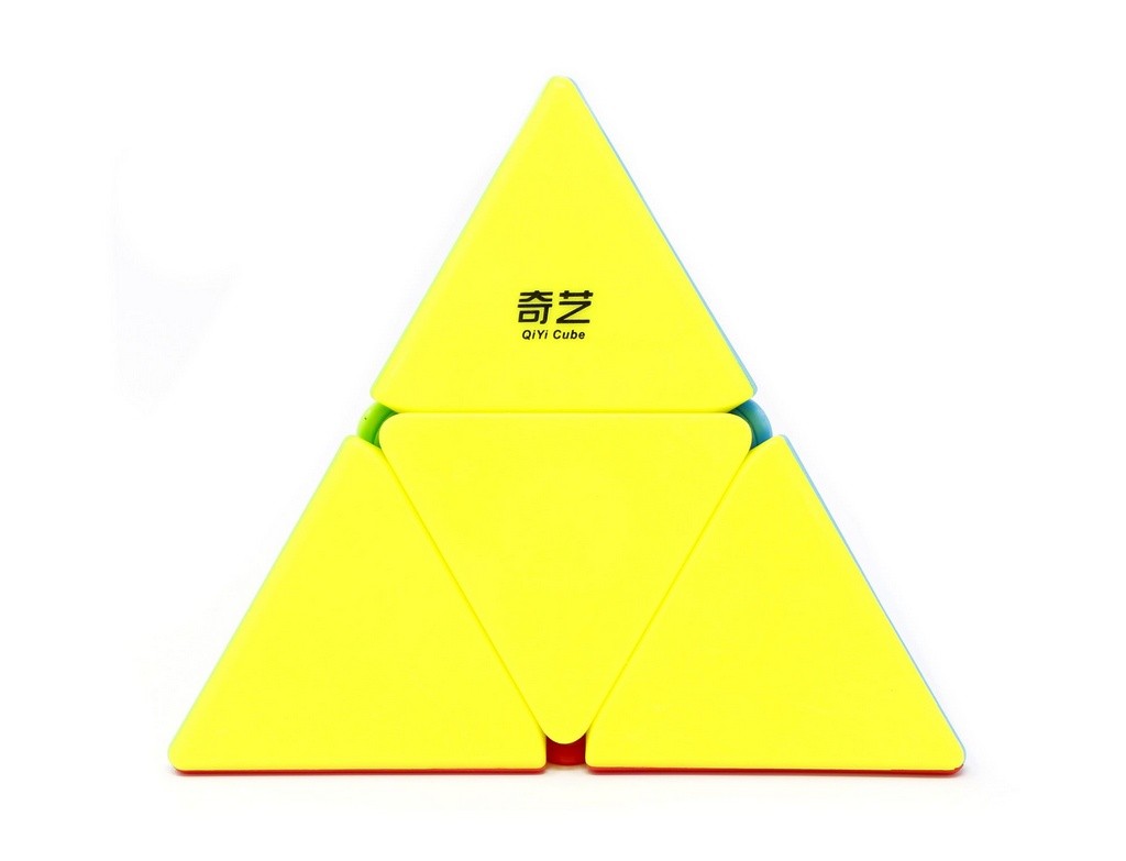 Pyraminx stickerless QiYi — vista frontal mostrando as peças coloridas da pirâmide
