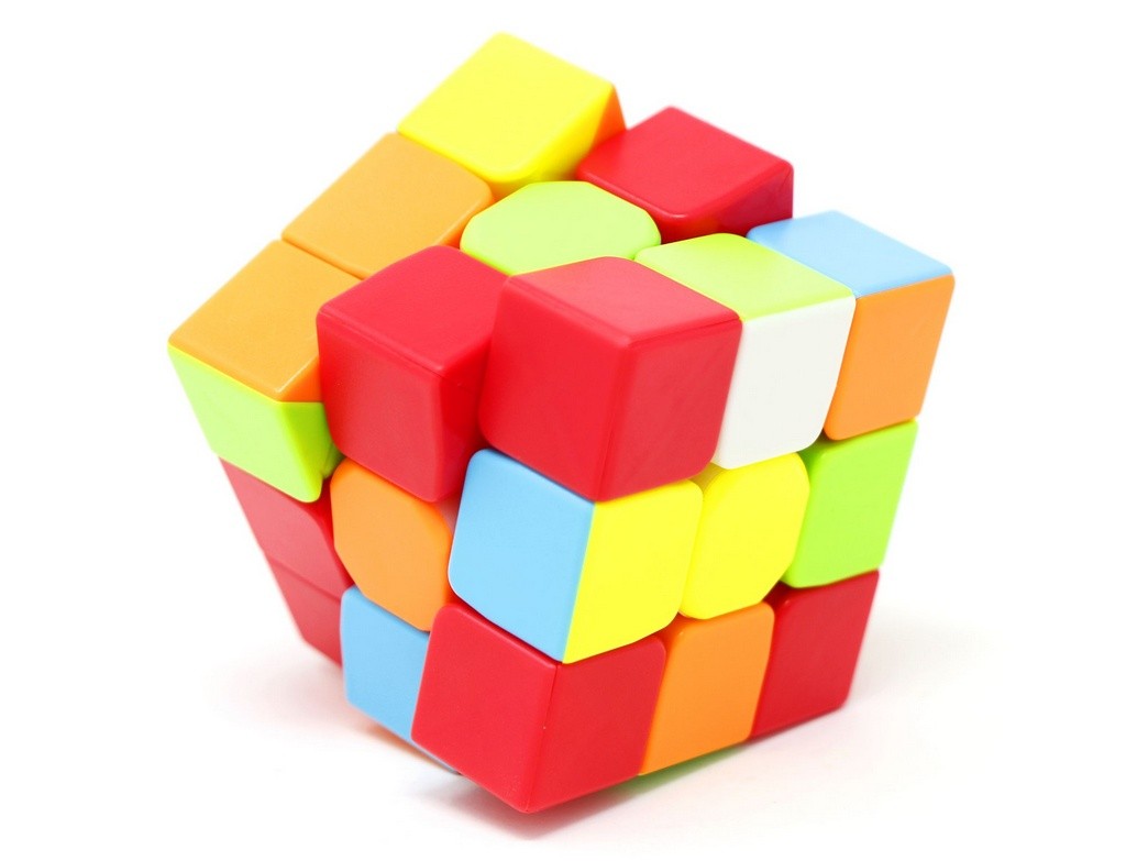 Detalhe das peças coloridas do QiYi Kids Hat em plástico stickerless