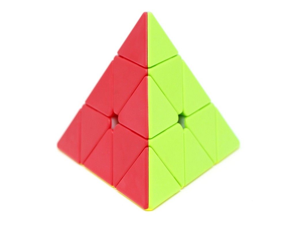 Pyraminx QiYi Qiming Stickerless em ângulo lateral evidenciando a forma triangular