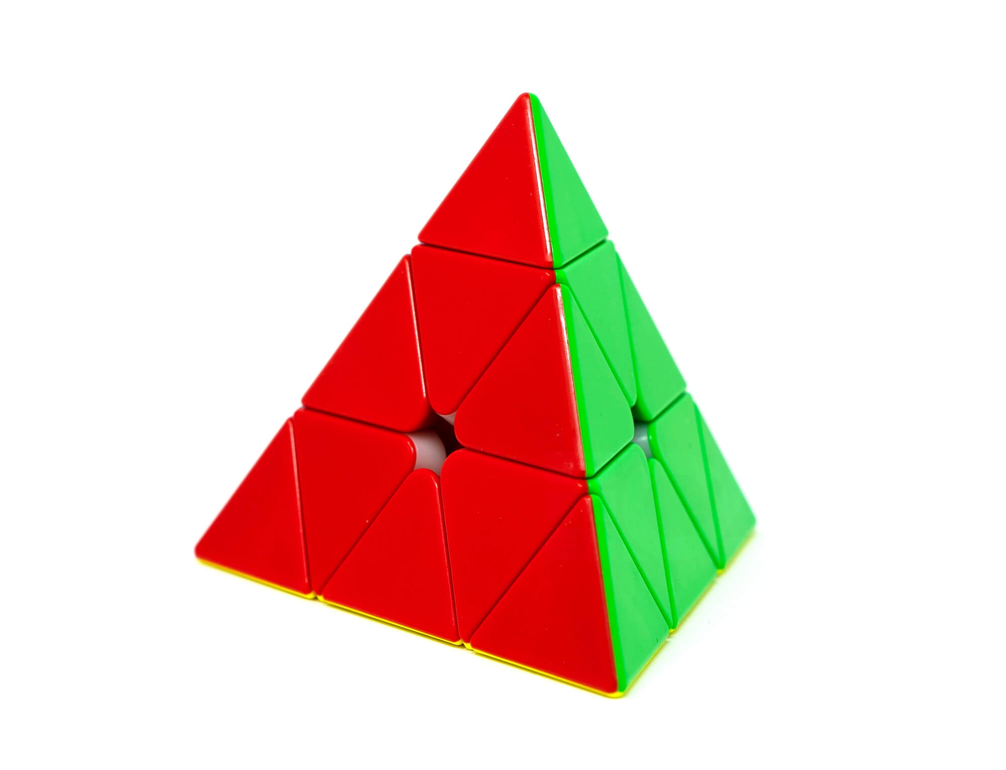 Detalhe das peças coloridas stickerless do Pyraminx Meilong MoYu
