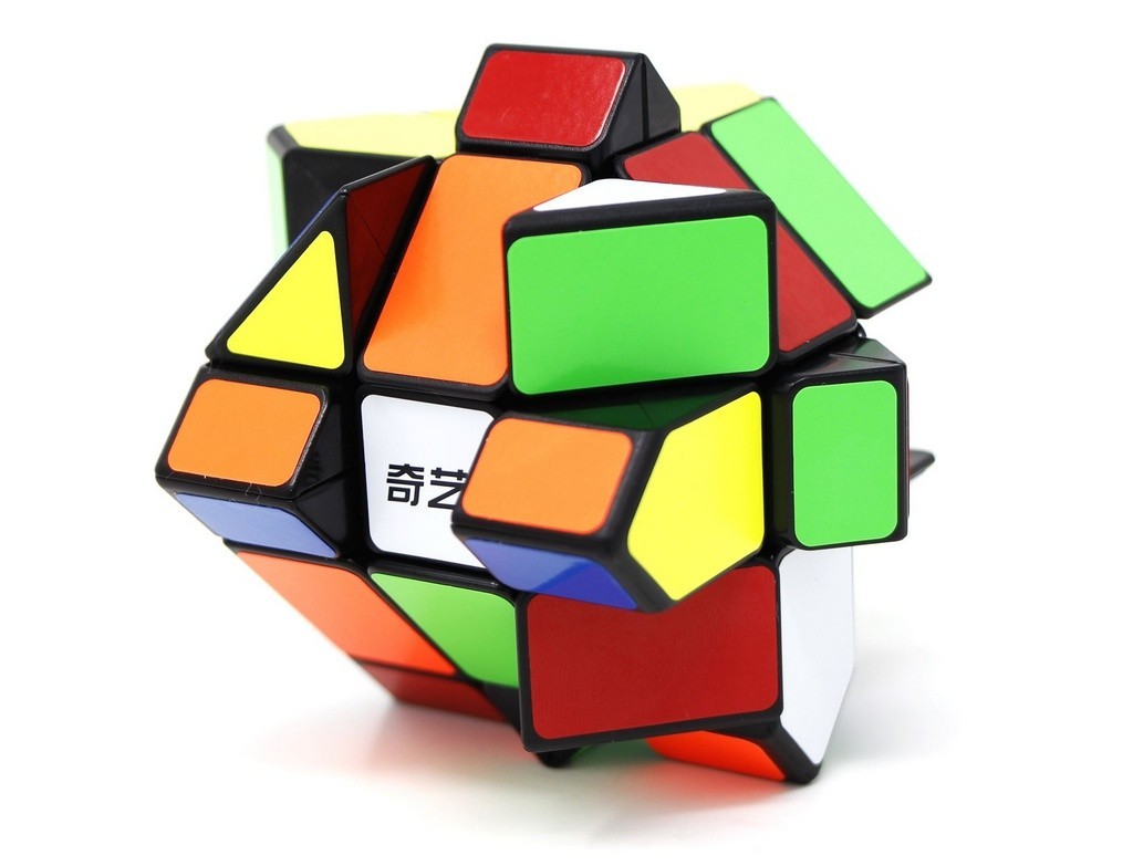 Fisher Cube QiYi stickerless resolvido, exibindo as seis cores nas faces