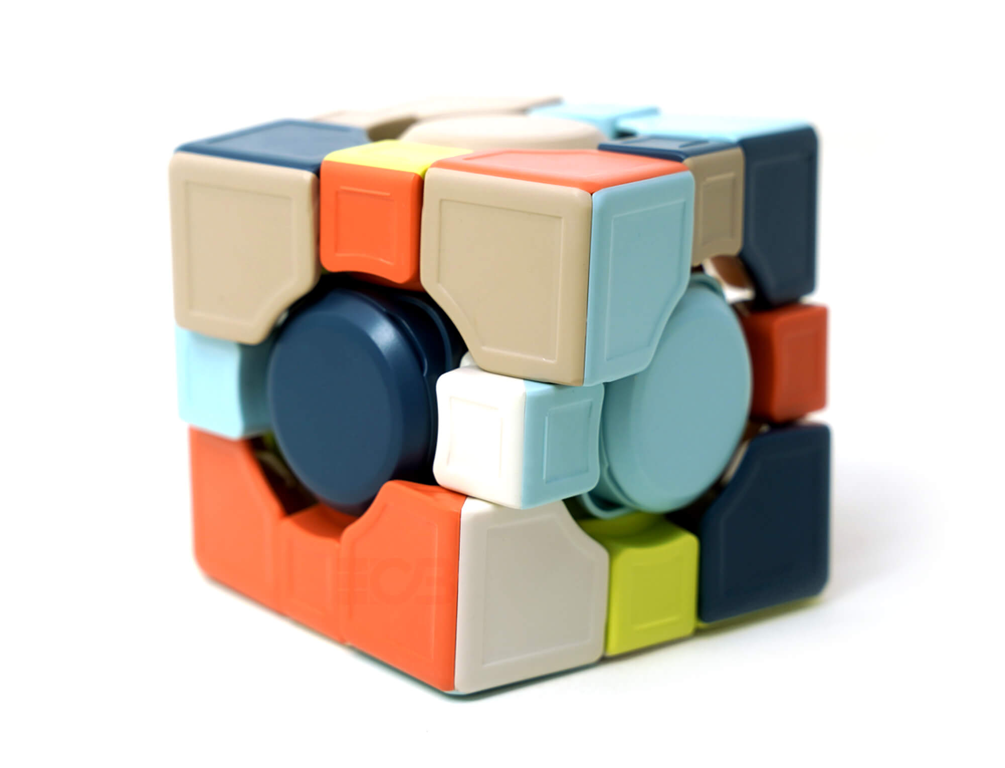 Cubo Mágico 3x3 YJ QianJi stickerless — vista frontal mostrando a geometria com centros e quinas maiores