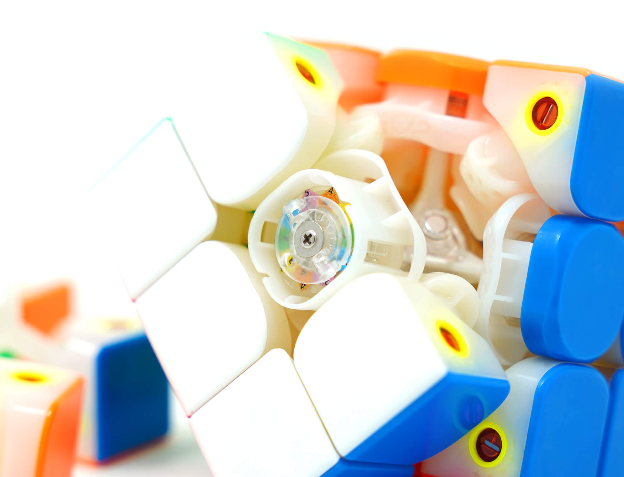 Tornado V3 QiYi em mão de cuber durante uso, evidenciando o tamanho ergonômico