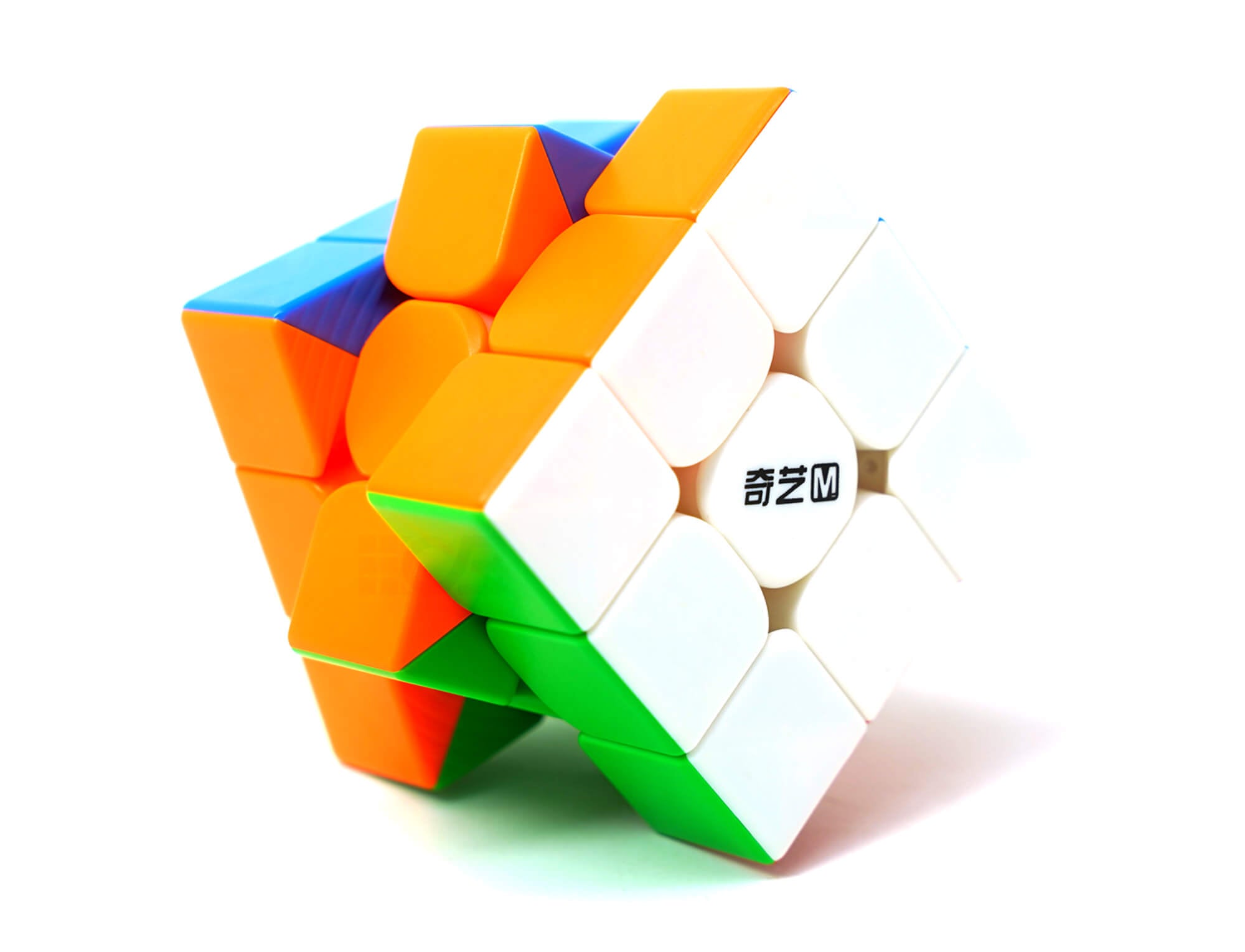 Cubo Mágico 3x3 QiYi Warrior M Stickerless — ângulo lateral destacando as peças coloridas e estrutura interna