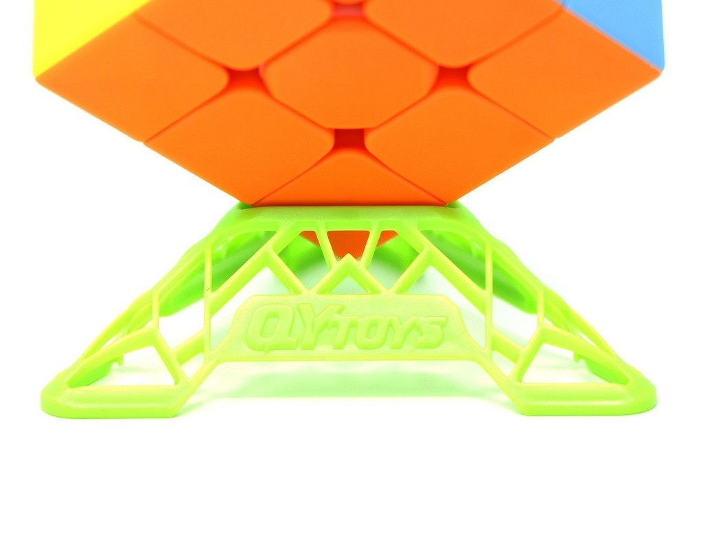 Base expositora DNA QiYi verde vista de lado, mostrando o design diferenciado