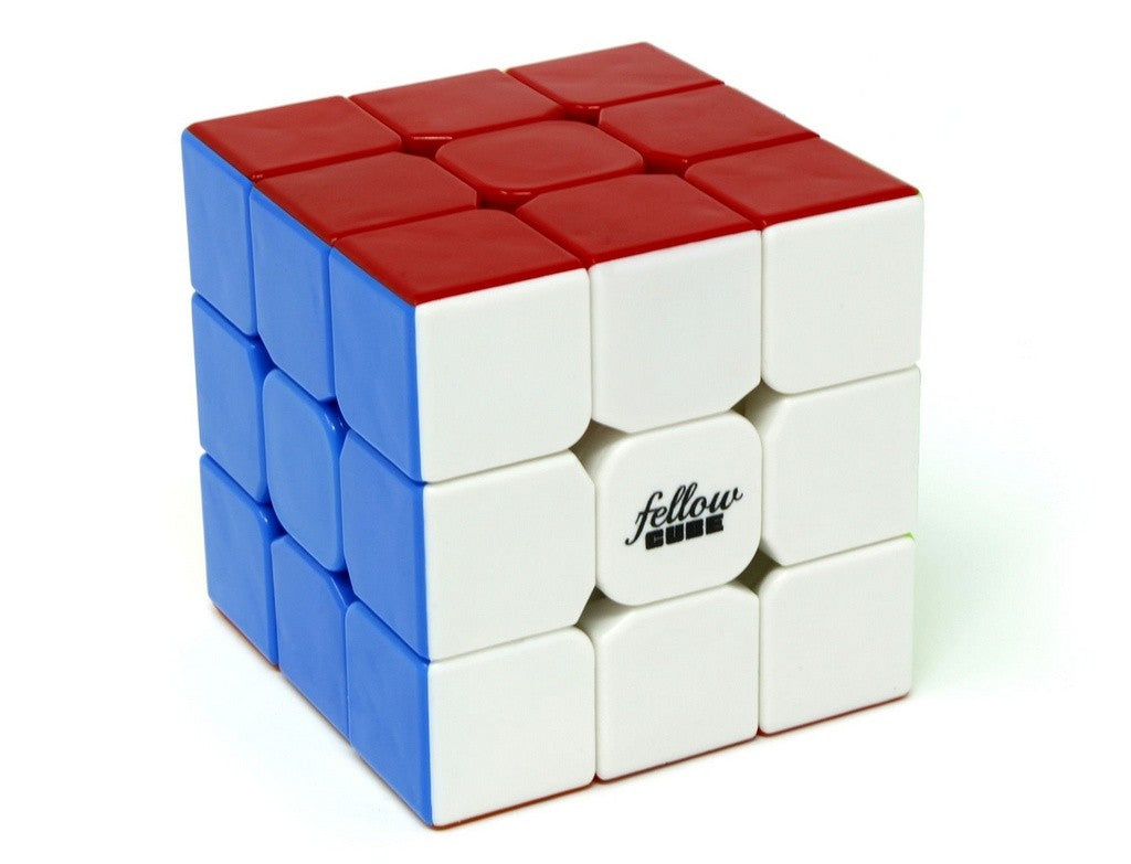Fellow Cube 3x3 Stickerless embaralhado sobre superfície neutra