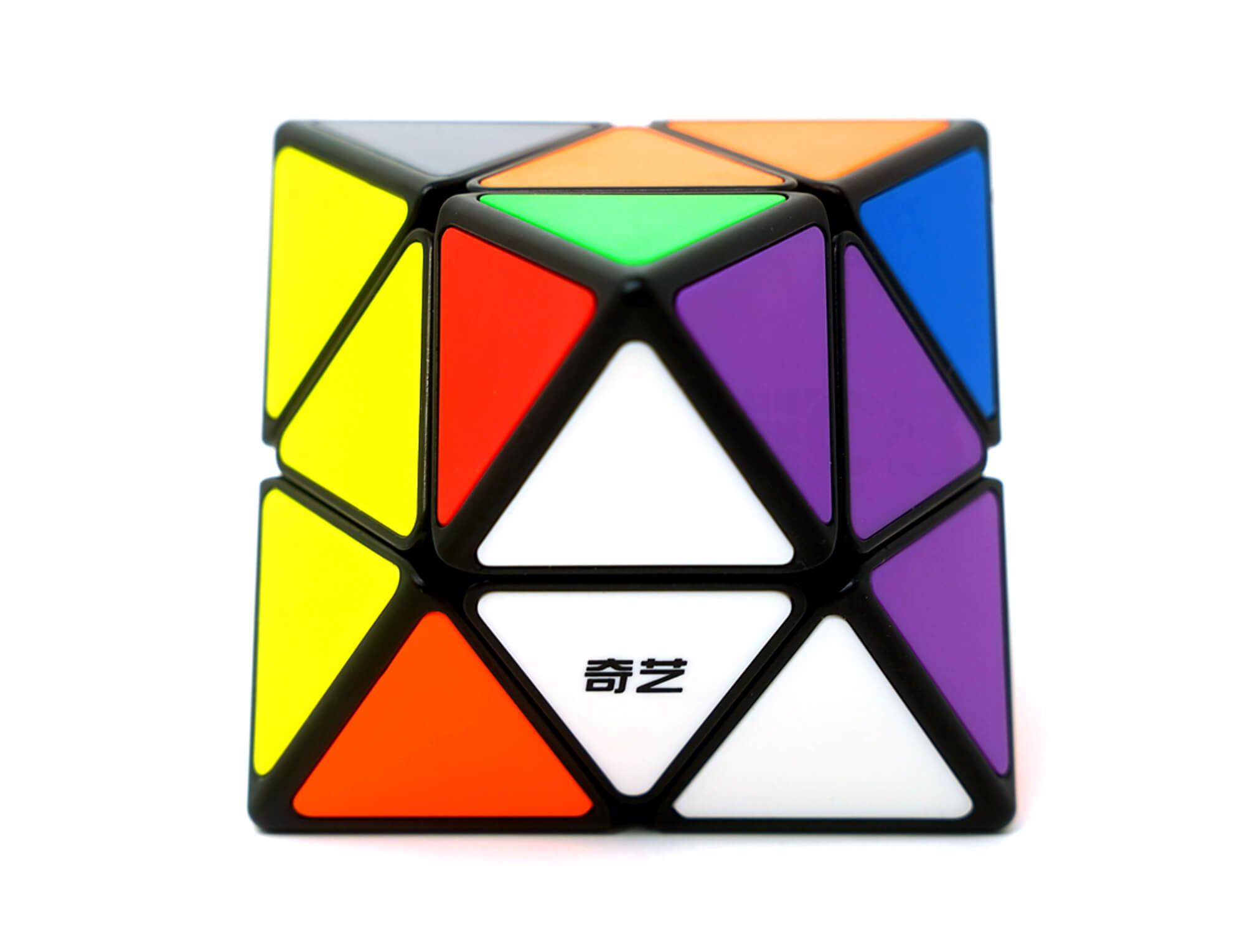 Skewb Diamond FTO QiYi — ângulo lateral mostrando a geometria triangular do puzzle