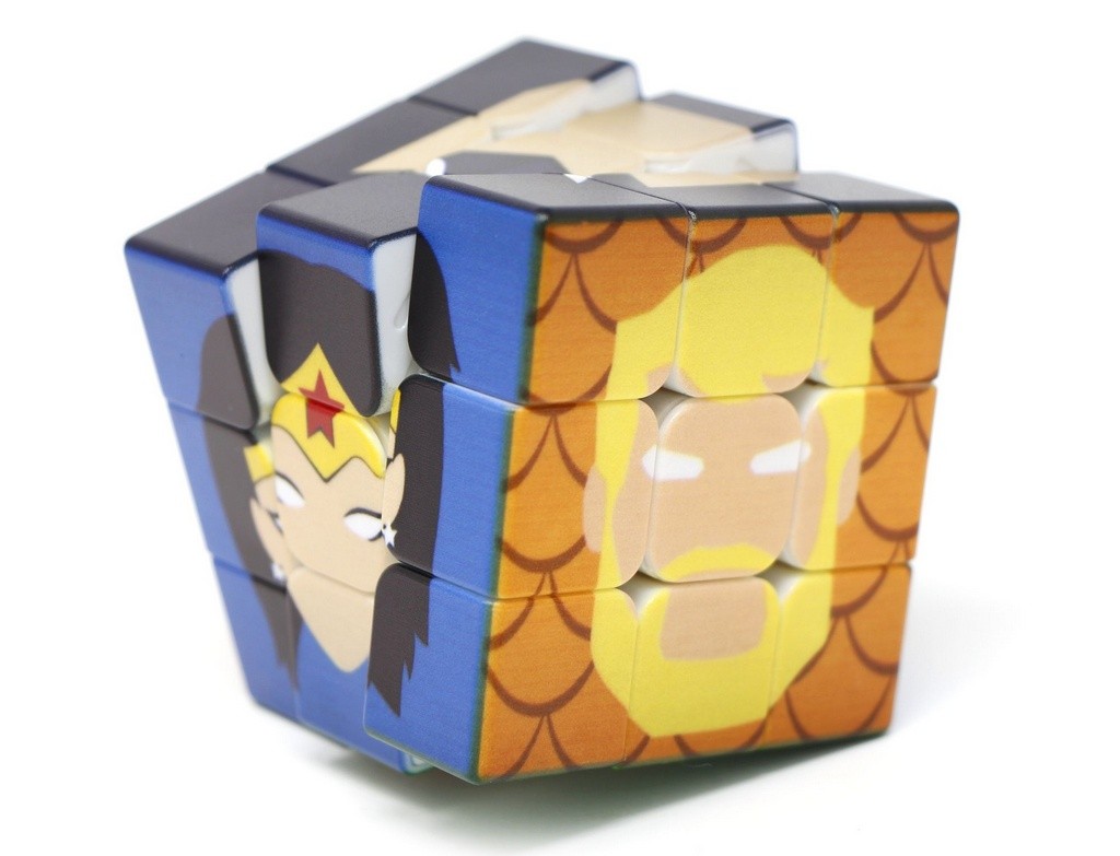 Cubo Mágico DC Vinci Cube com impressão UV — ângulo lateral evidenciando a nitidez das cores nos lados