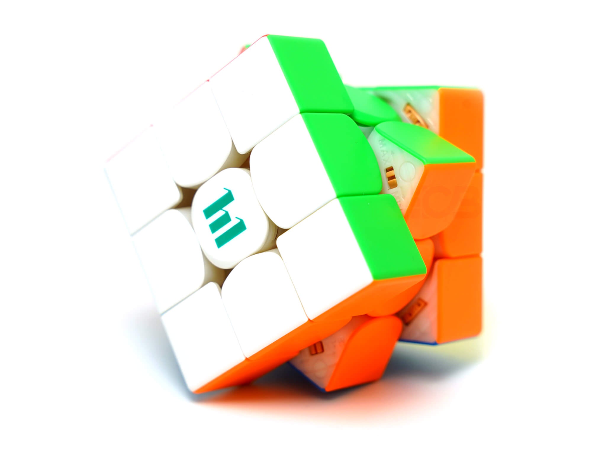 Cubo Mágico MoYu HuaMeng TG Ball Core 3x3 Magnético em ângulo lateral mostrando as peças coloridas