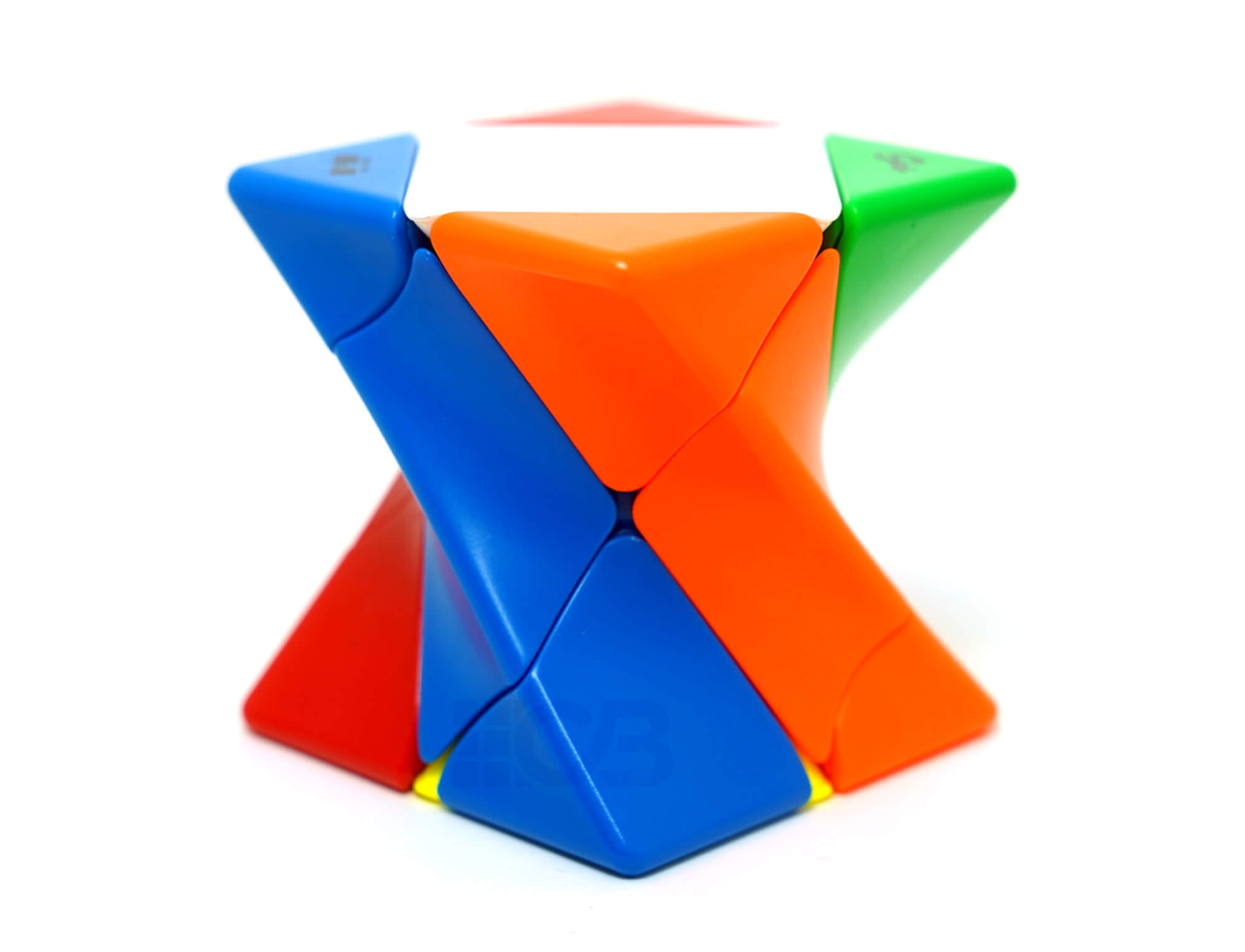 Skewb QiYi stickerless com peças coloridas em posição embaralhada, vista frontal