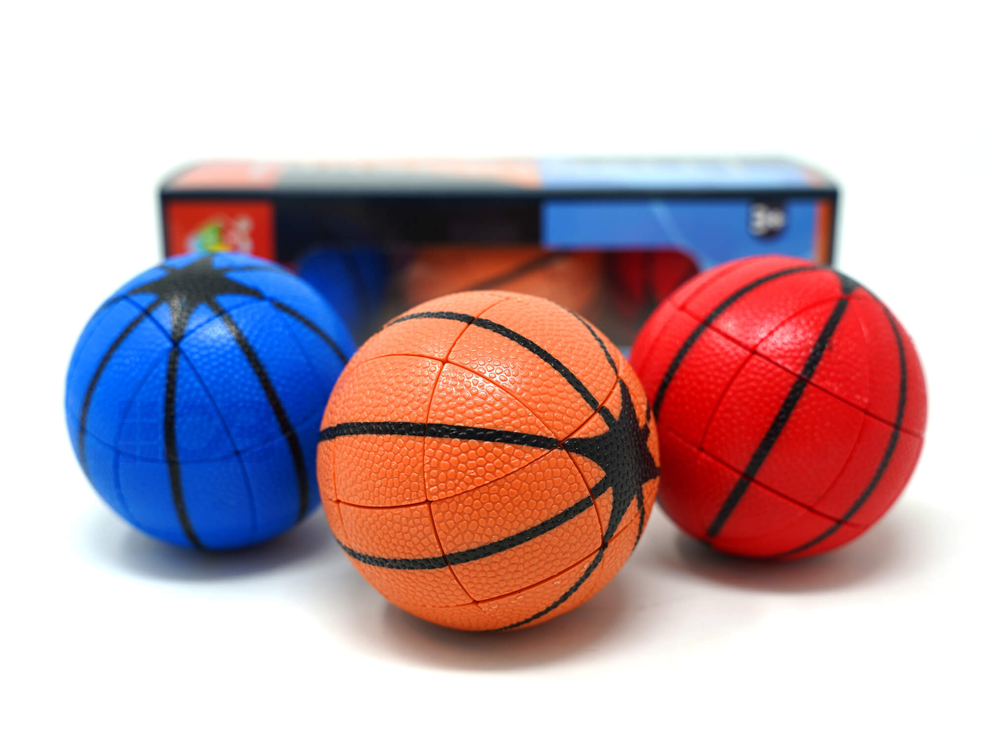 Kit com três cubos mágicos Basketball Fanxin nas cores azul, vermelho e laranja sobre fundo branco