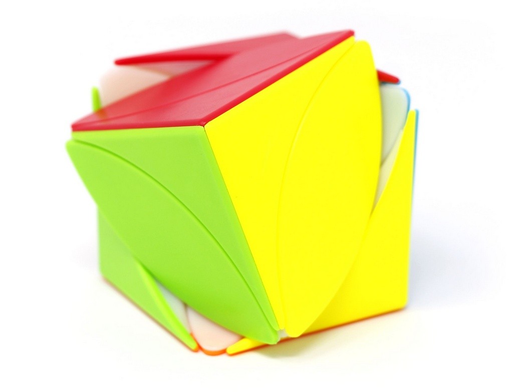 Ivy Cube QiYi colorido em ângulo lateral destacando o formato diferenciado das peças