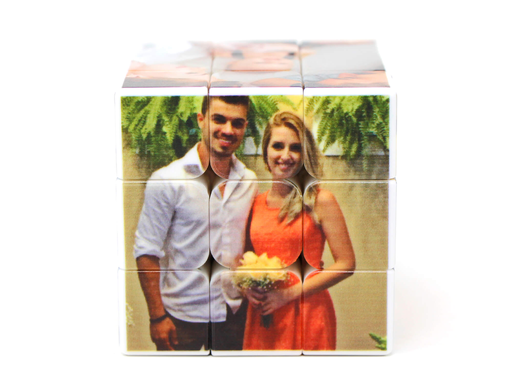 Cubo Mágico personalizado parcialmente girado evidenciando a qualidade da impressão em cada peça
