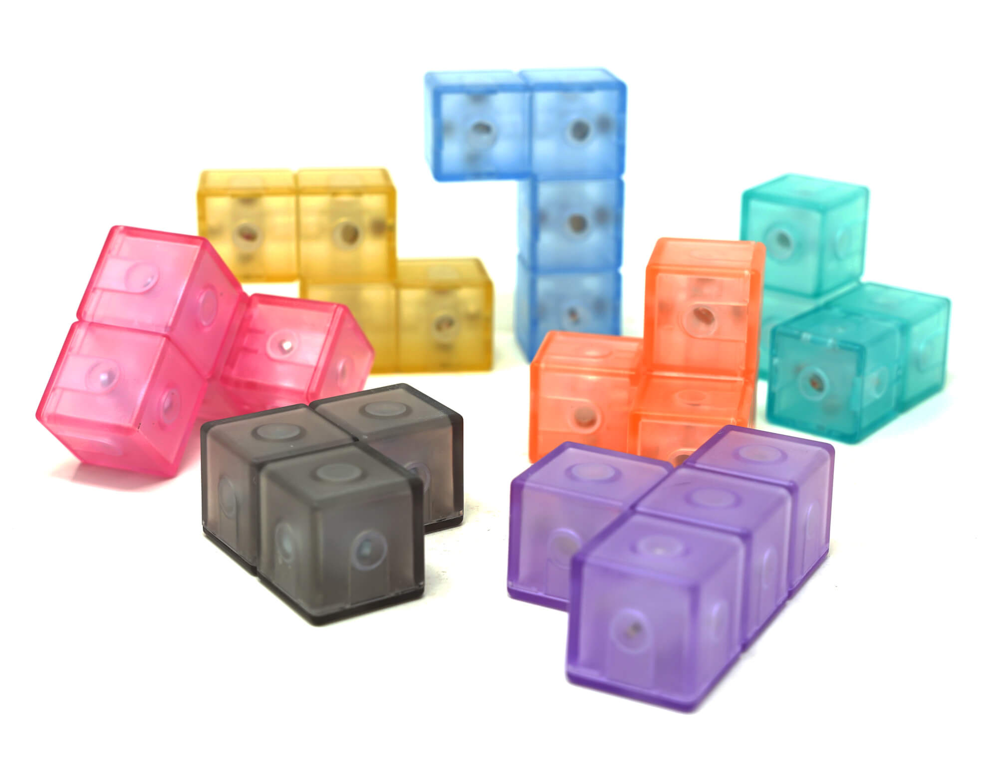 Peças magnéticas em formato de Tetris desmontadas mostrando os diferentes formatos