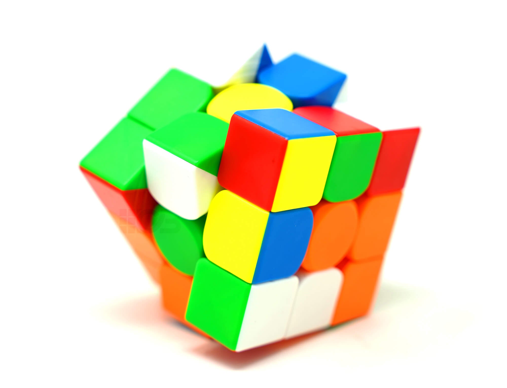 Detalhe das peças coloridas do QiYi M Pro 3x3 com acabamento stickerless