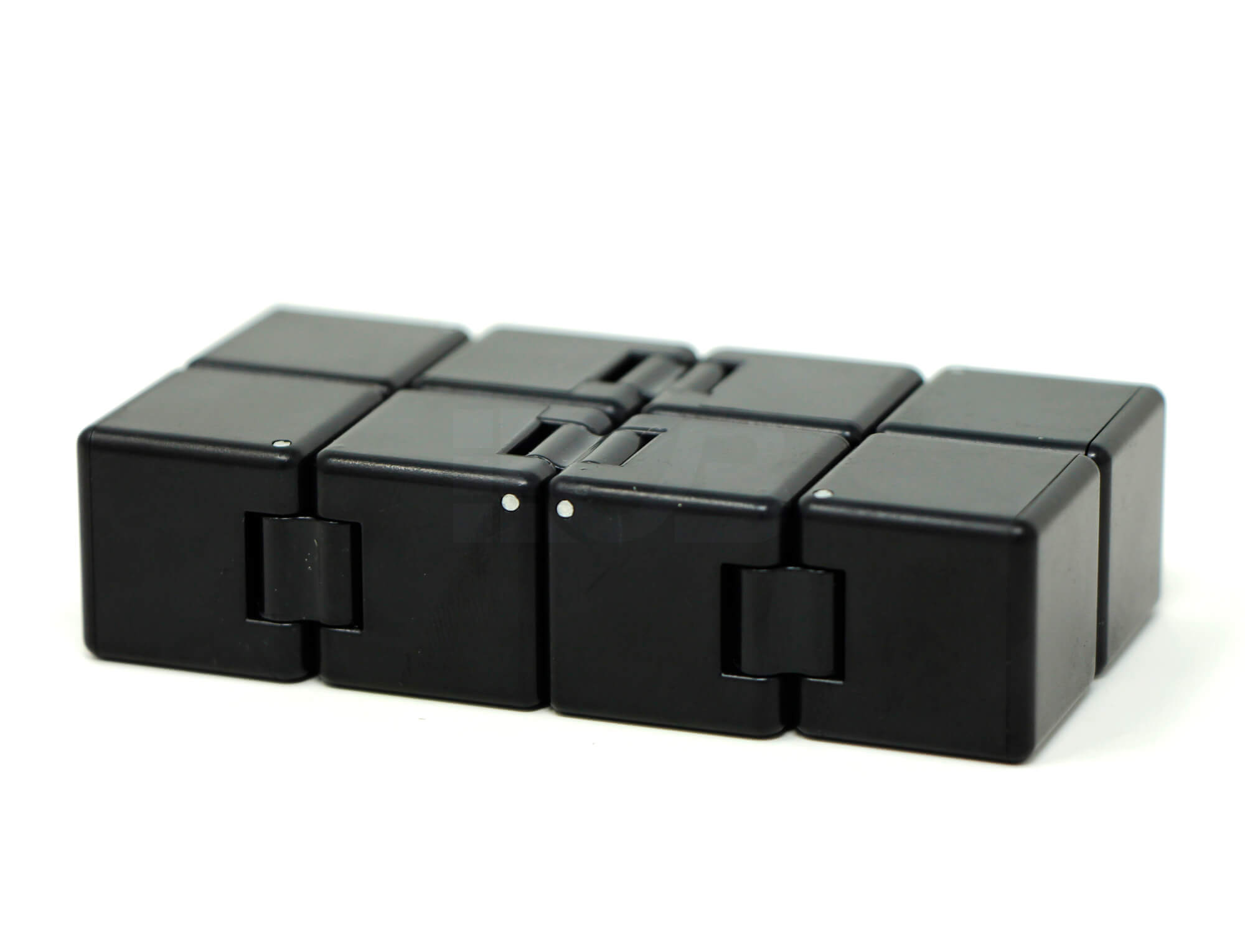 Detalhe das dobradiças internas do Cubo Infinito SengSo preto em movimento