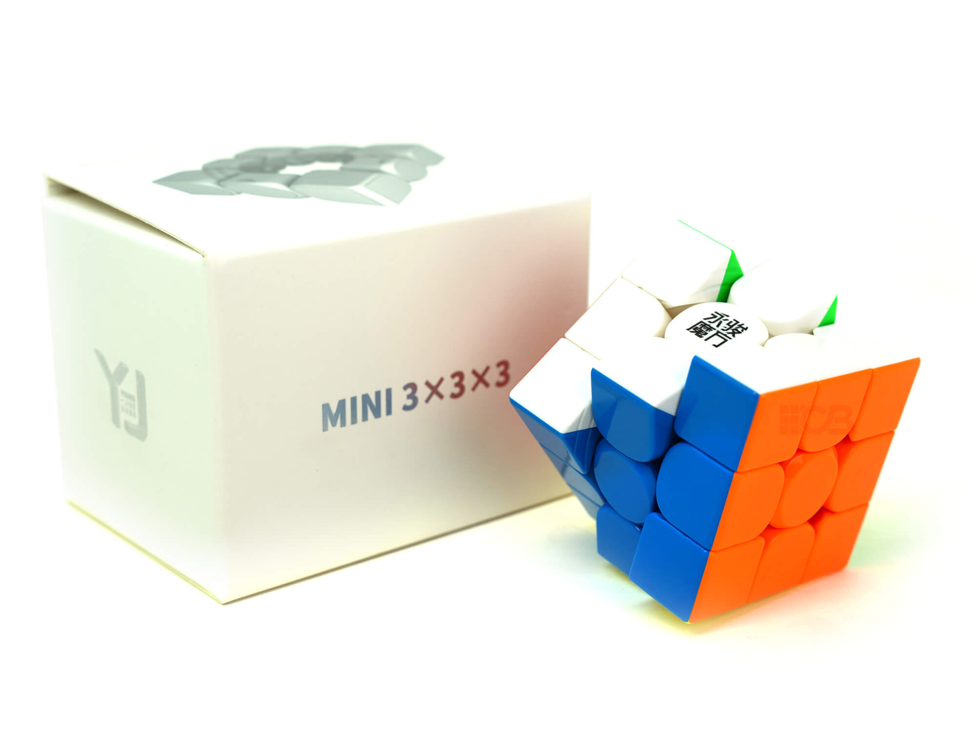 Cubo Mágico 3x3 Mini 50 mm YJ em ângulo diagonal mostrando três faces coloridas