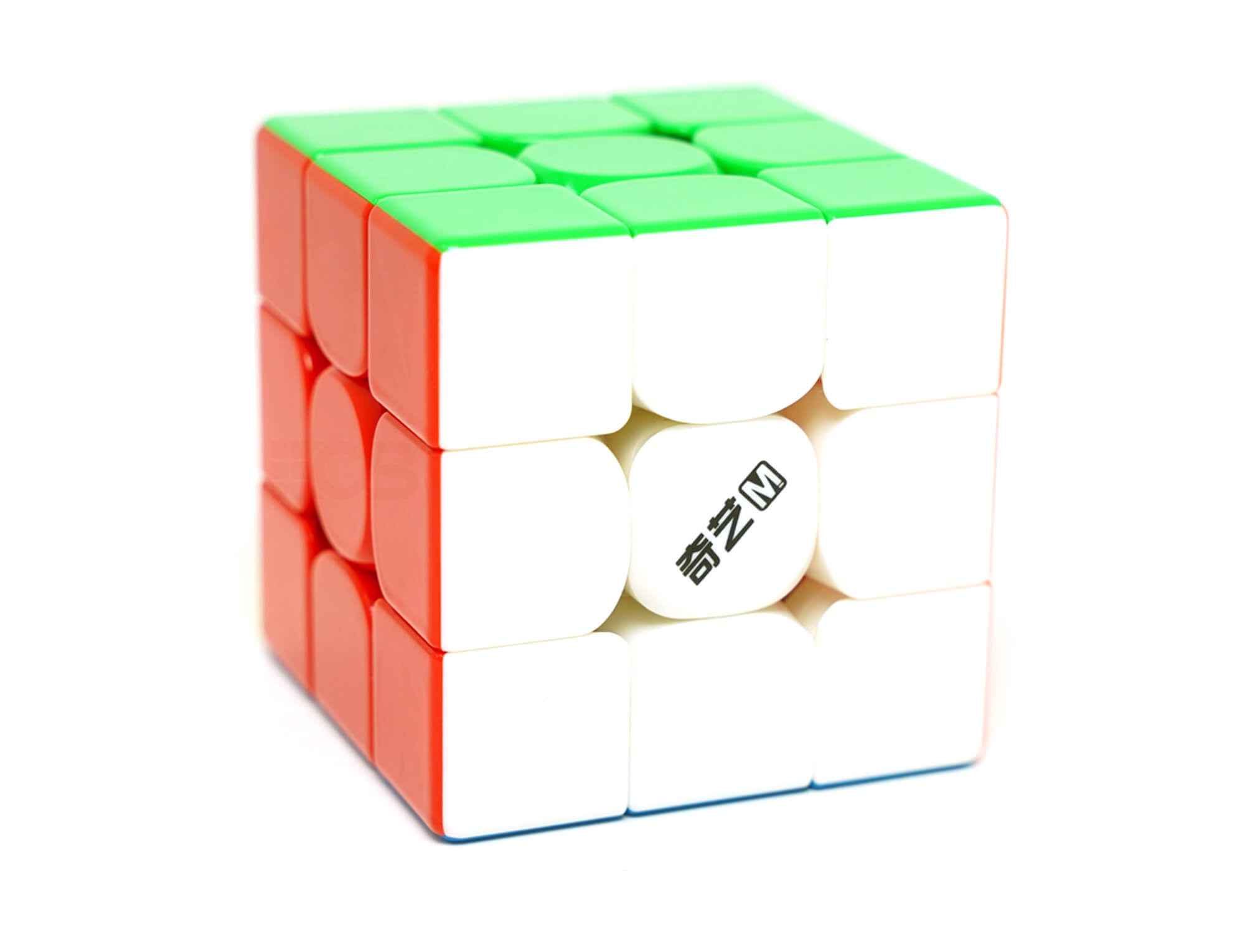 QiYi M Pro Elite 3x3 em ângulo mostrando as peças coloridas stickerless