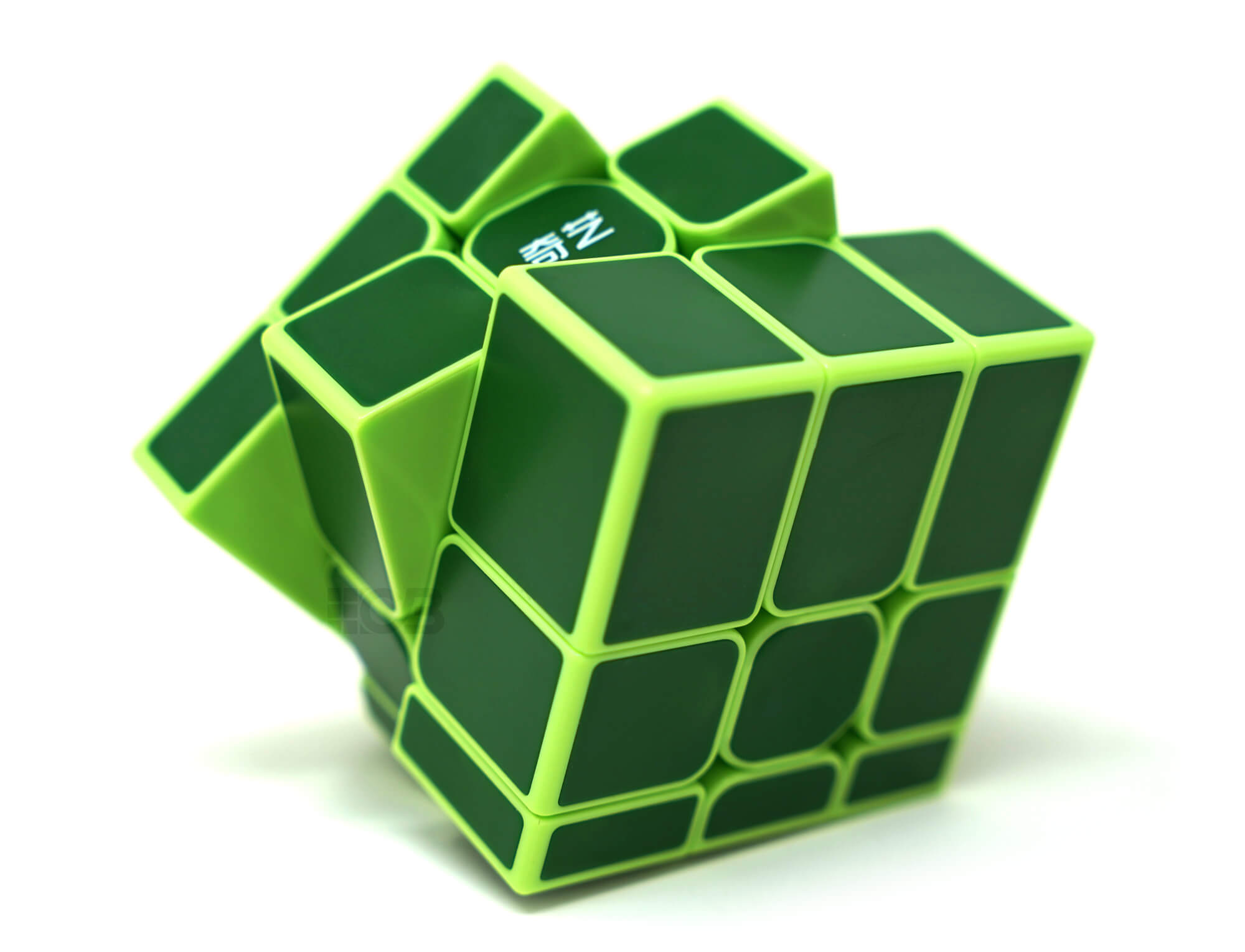 Mirror Blocks QiYi Verde embaralhado, evidenciando as peças de alturas diferentes