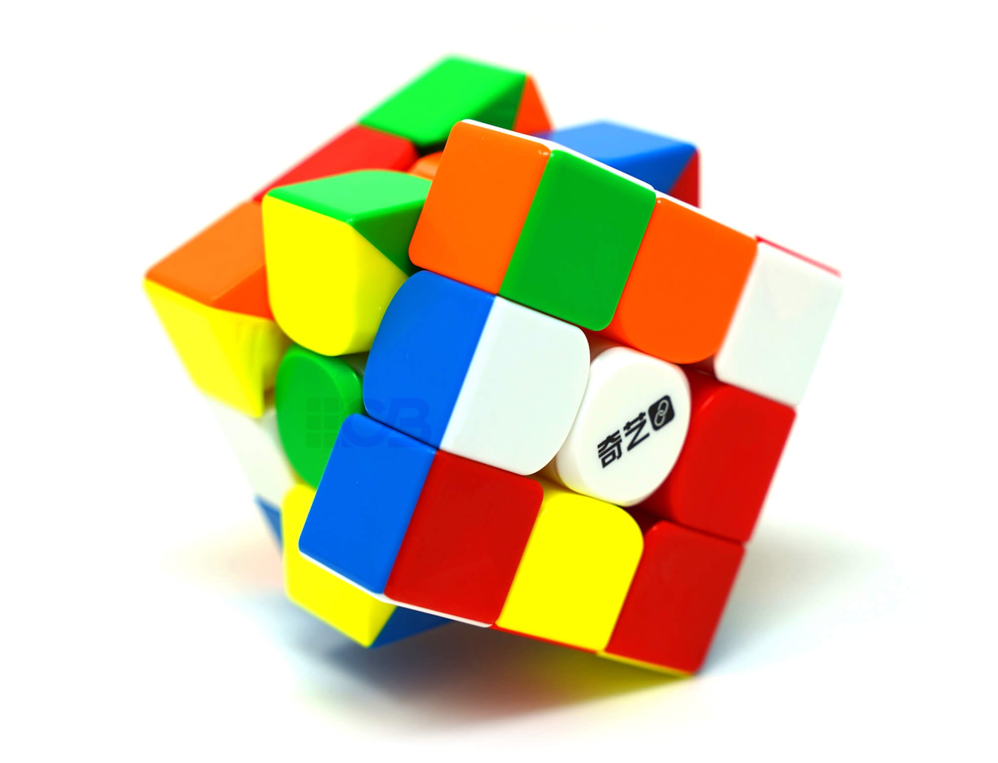 Cubo Mágico 3x3 Bluetooth QiYi Smart Cube em vista frontal, peças coloridas stickerless