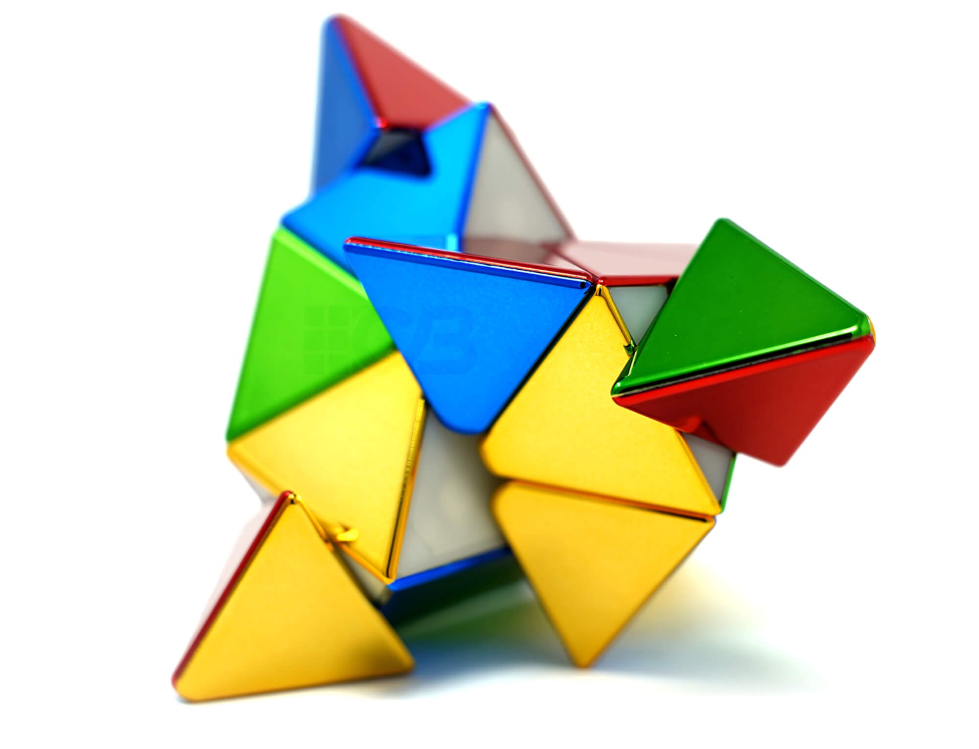Pyraminx Metálico Magnético SengSo desmontado ou em perspectiva diferente evidenciando o design premium