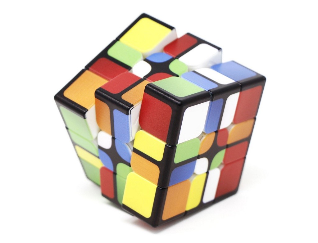 Cuboide 2x2x3x3 personalizado em ângulo lateral destacando a impressão UV nítida na superfície