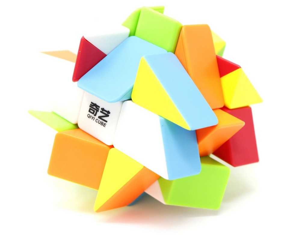 Windmill Colorido QiYi em posição resolvida, vista frontal mostrando as peças stickerless multicoloridas