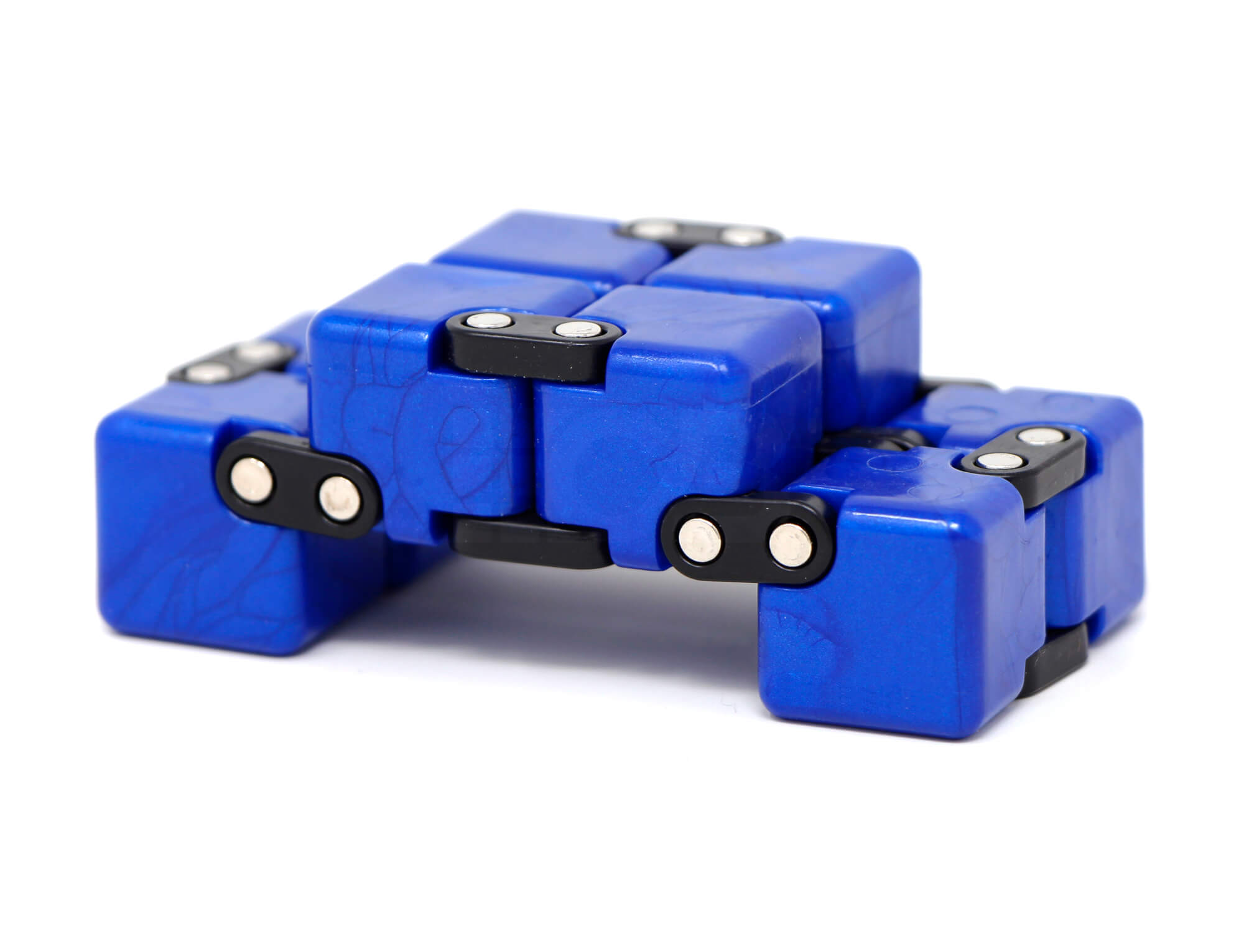 Detalhe das articulações do Cubo Infinito QiYi azul em perspectiva lateral