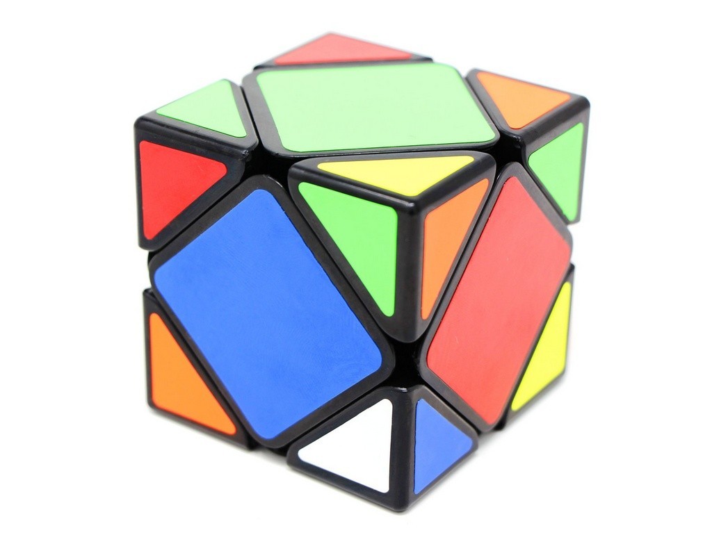 Skewb QiYi QiCheng A versão tradicional preta com adesivos coloridos, vista frontal