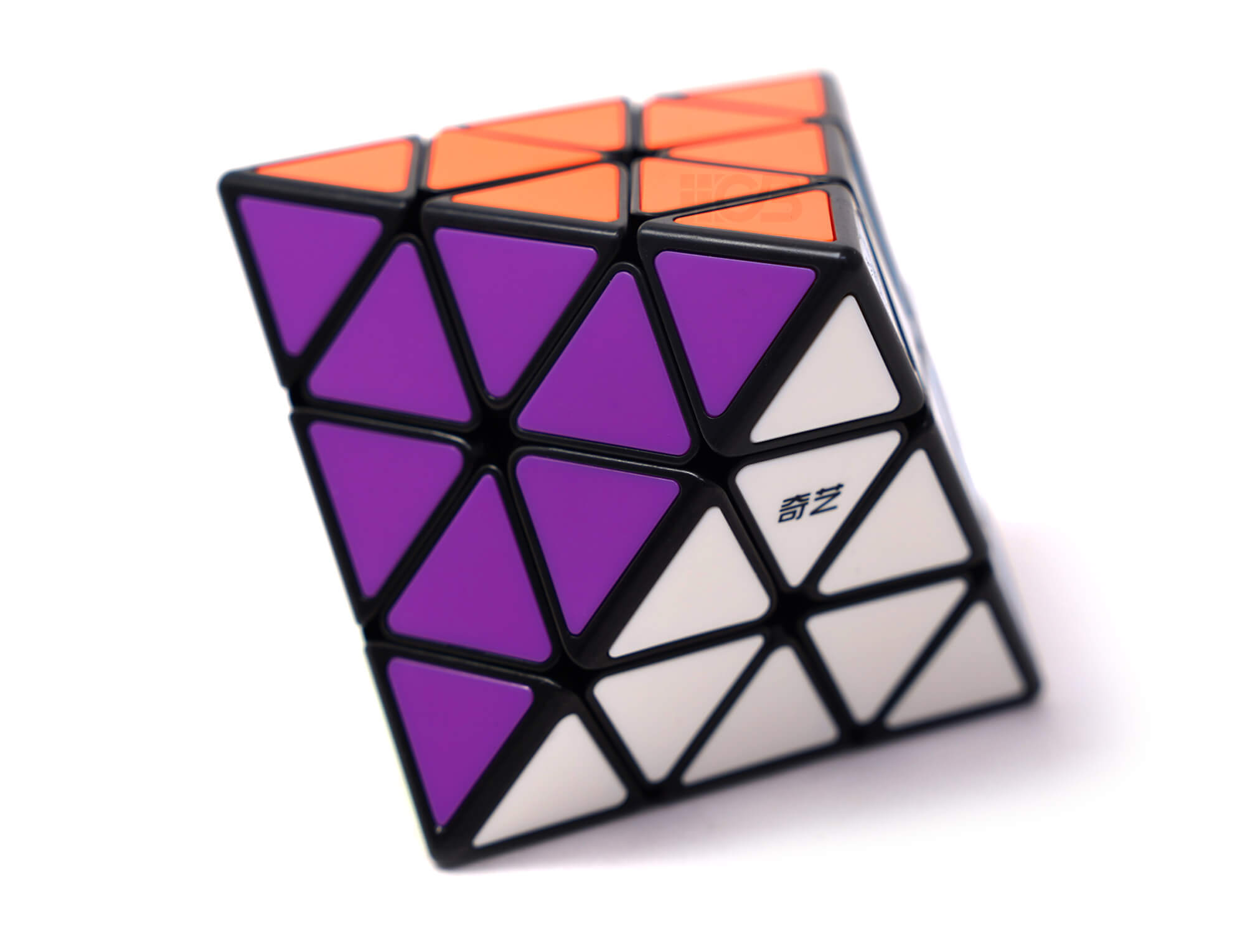 Detalhe das peças do FTO Octaedro QiYi stickerless com cores distintas