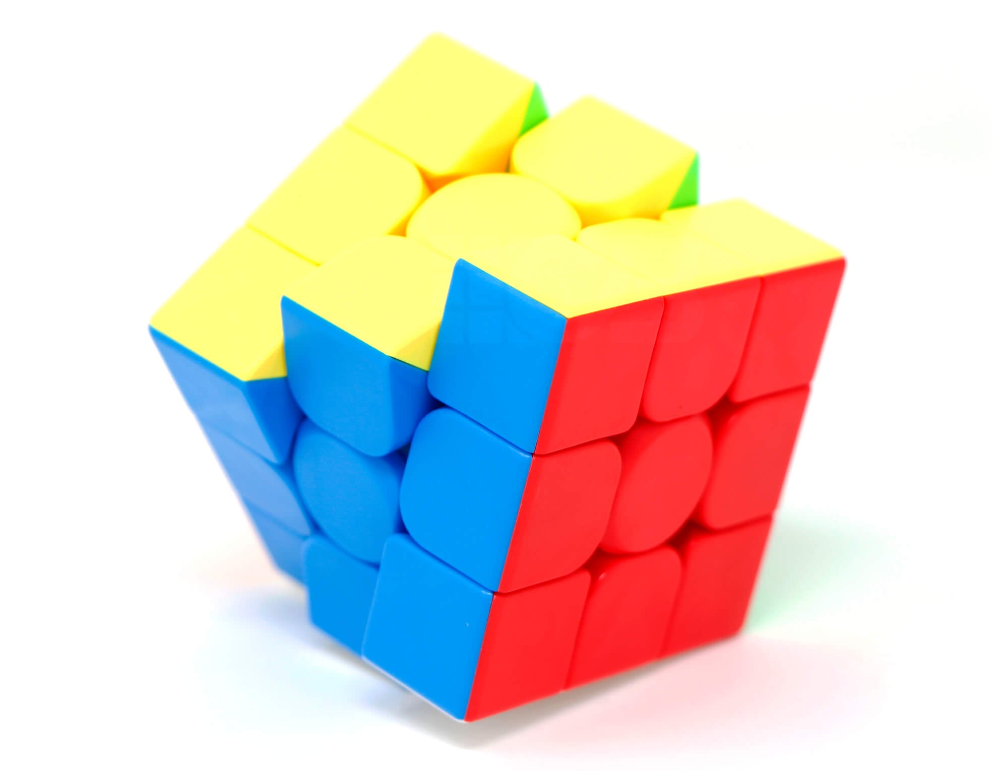 Cubo 3x3 MoYu stickerless do kit em destaque, mostrando as peças coloridas