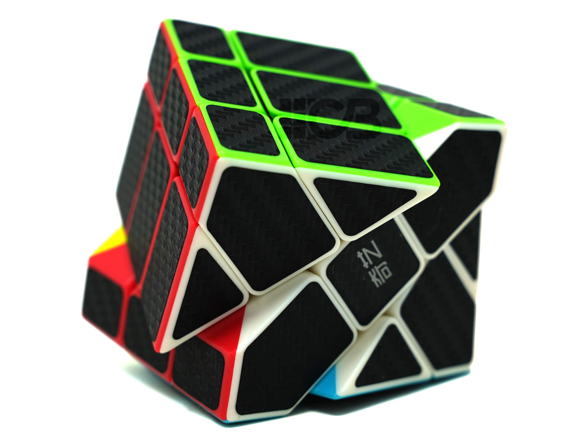 Fisher Cube Carbon QiYi em posição embaralhada mostrando o shape mod completo