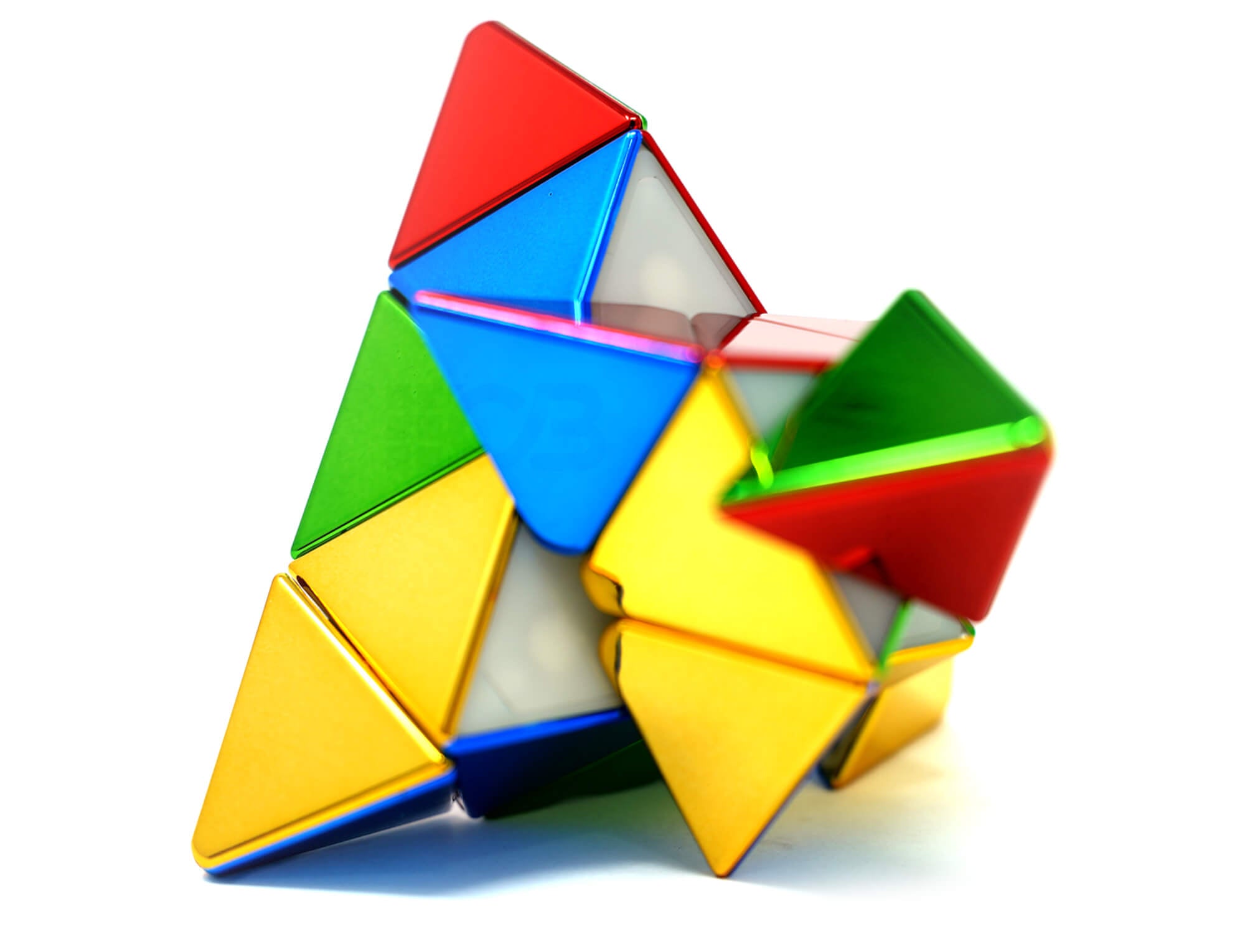 Pyraminx Metálico Magnético SengSo em vista frontal mostrando acabamento metálico e faces coloridas