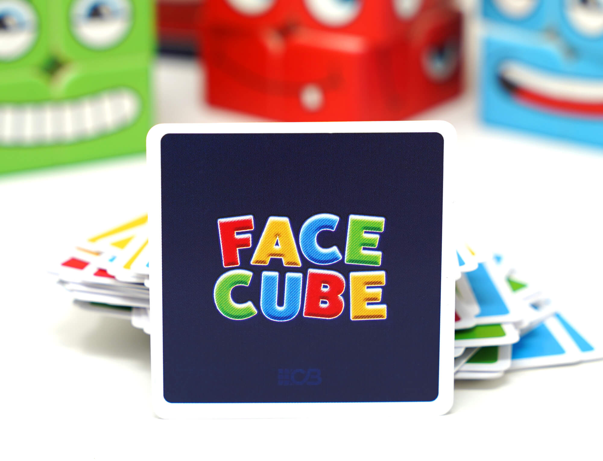 Face Cube sobre mesa com cubos e cartas organizados prontos para jogar